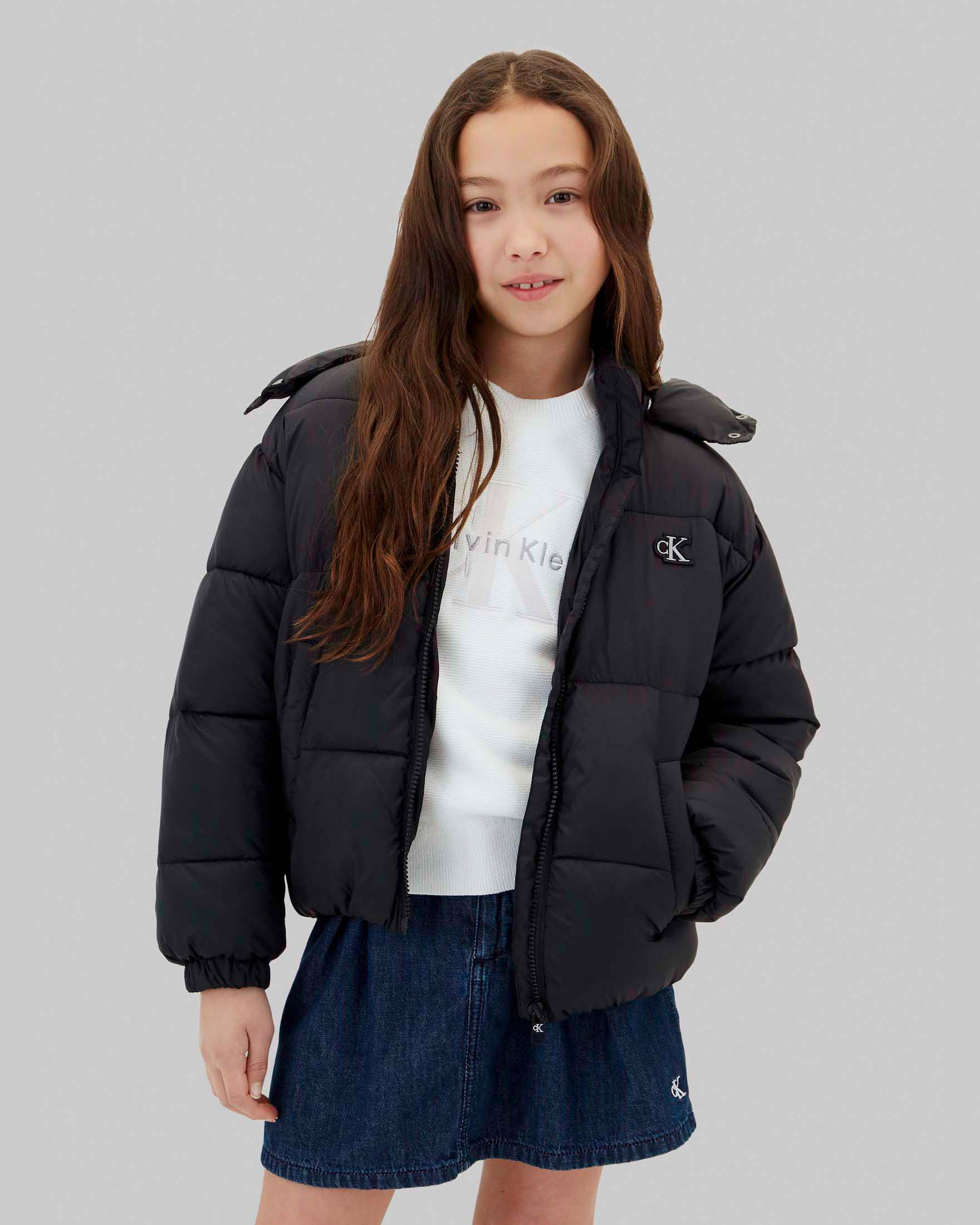 Piumino nero Calvin Klein con cappuccio e apertura tramite zip