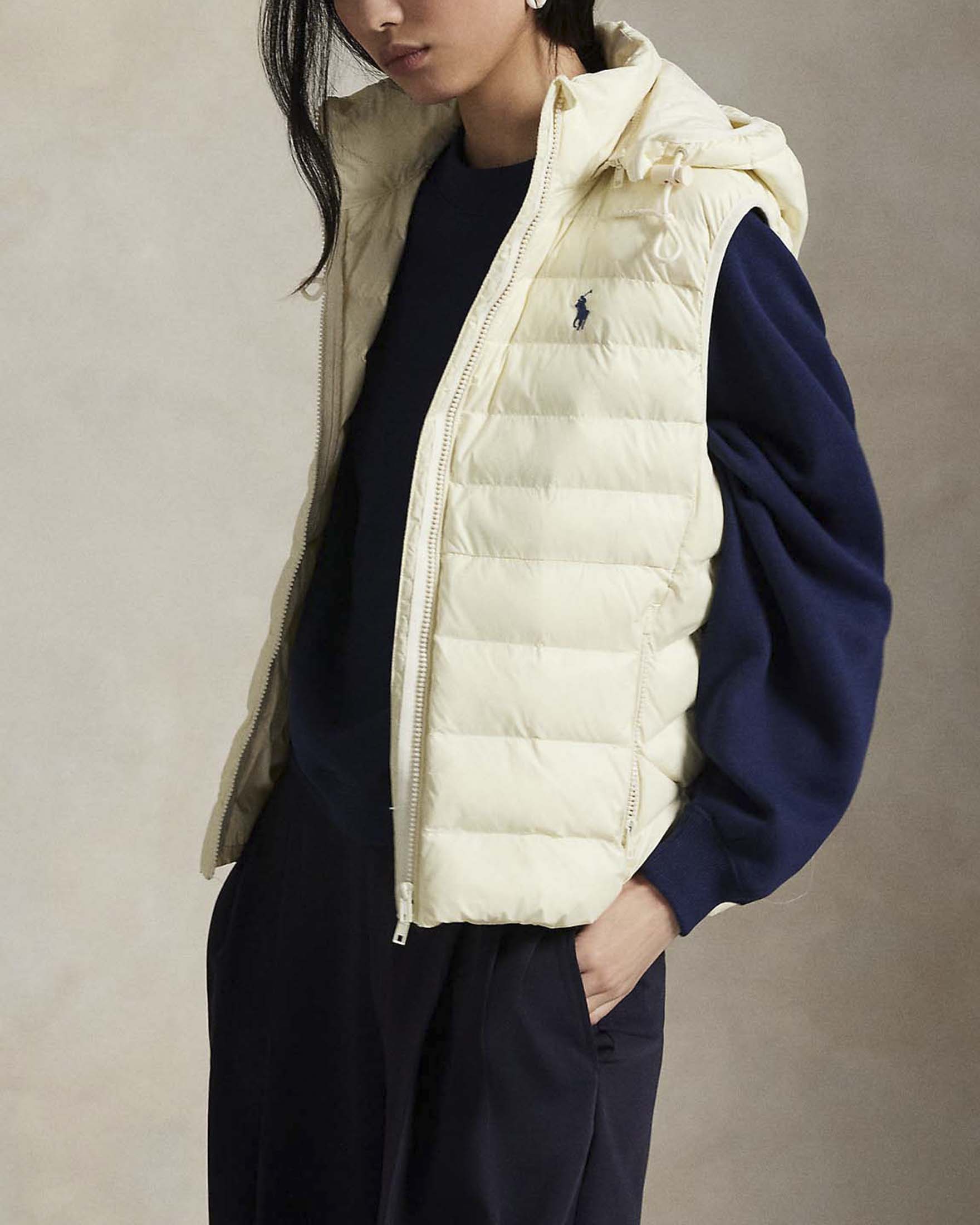 Piumino smanicato Polo Ralph Lauren idrorepellente avorio con cappuccio removibile e Pony ricamato