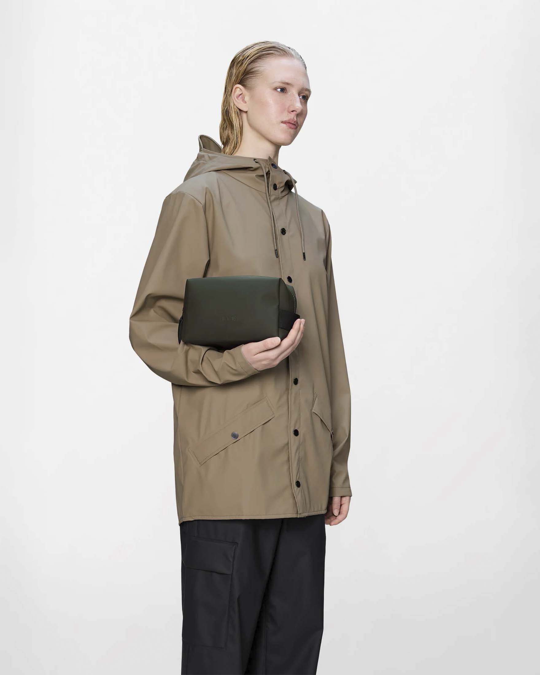 Beauty Wash Bag Small Rains verde militare in tessuto impermeabile con manico laterale image