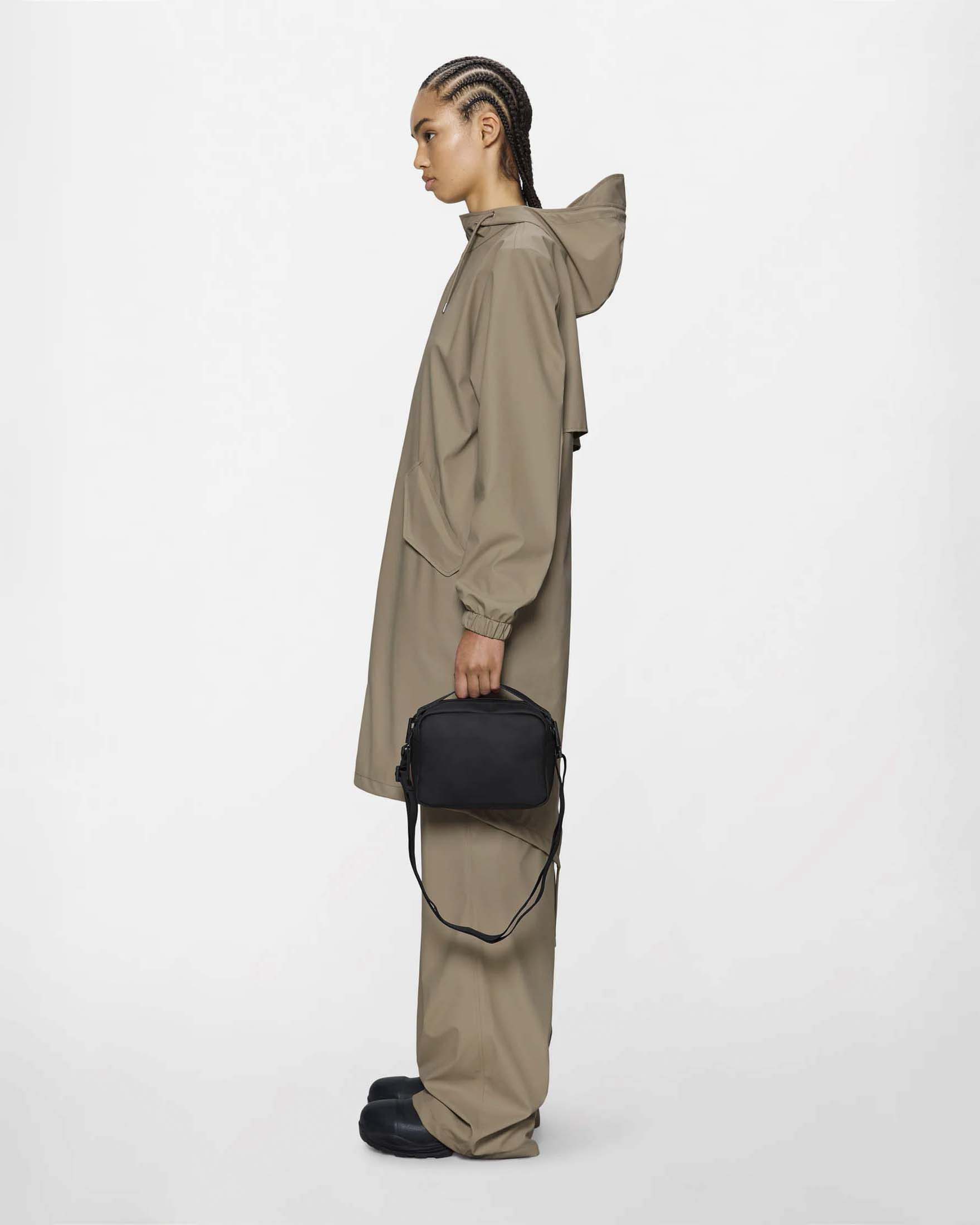 Box Bag Rains nera in tessuto impermeabile con tracolla regolabile image