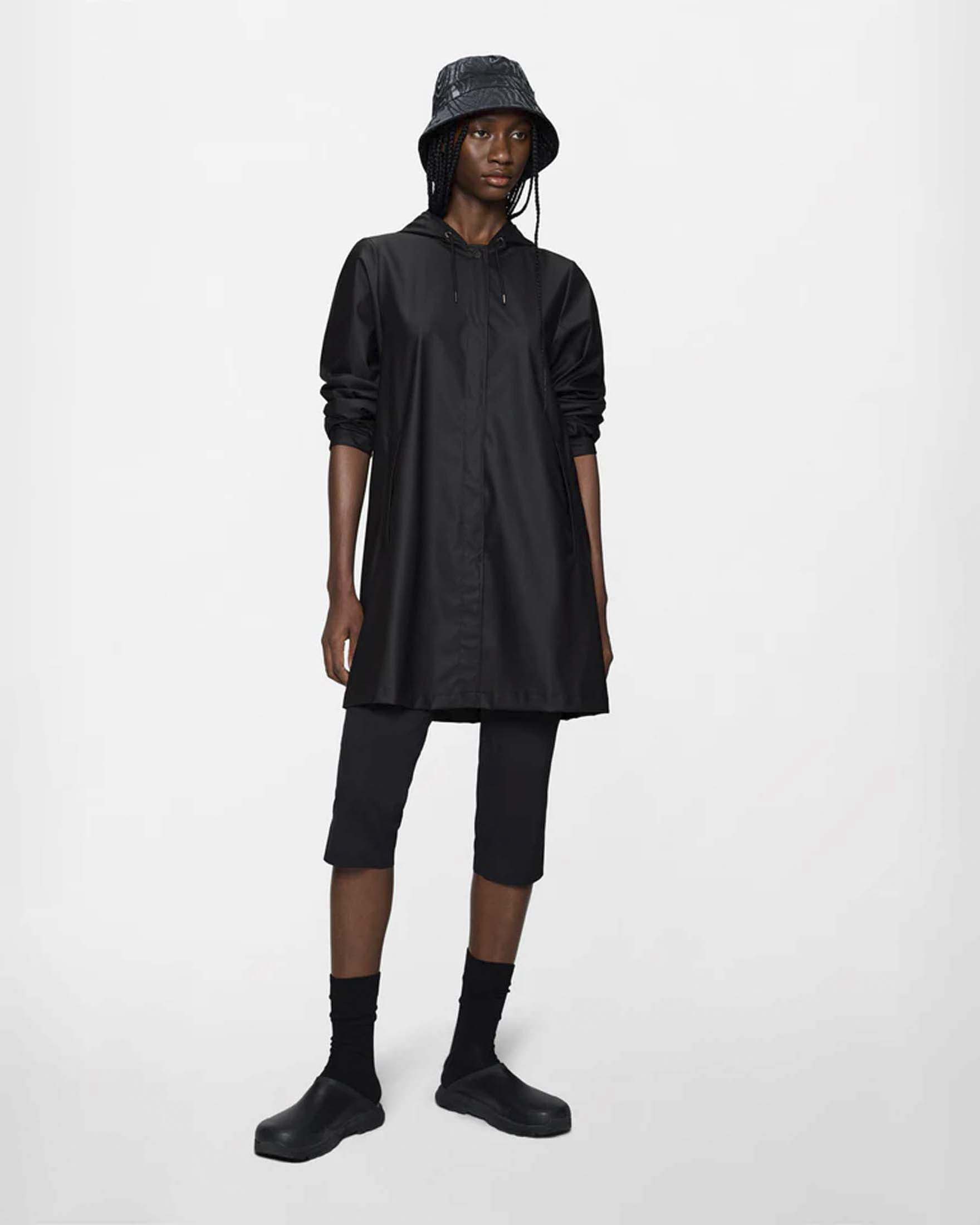 Rains — Giacca antipioggia A-Line W Jacket Rains nera svasata corta con cappuccio dotato di visiera e coulisse