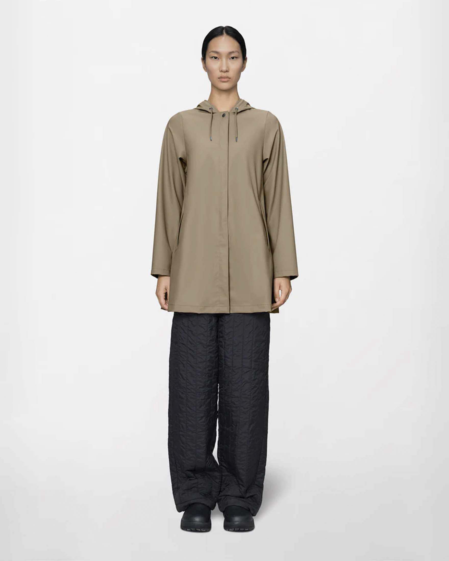 Rains — Giacca antipioggia A-Line W Jacket Rains beige svasata corta con cappuccio dotato di visiera e coulisse