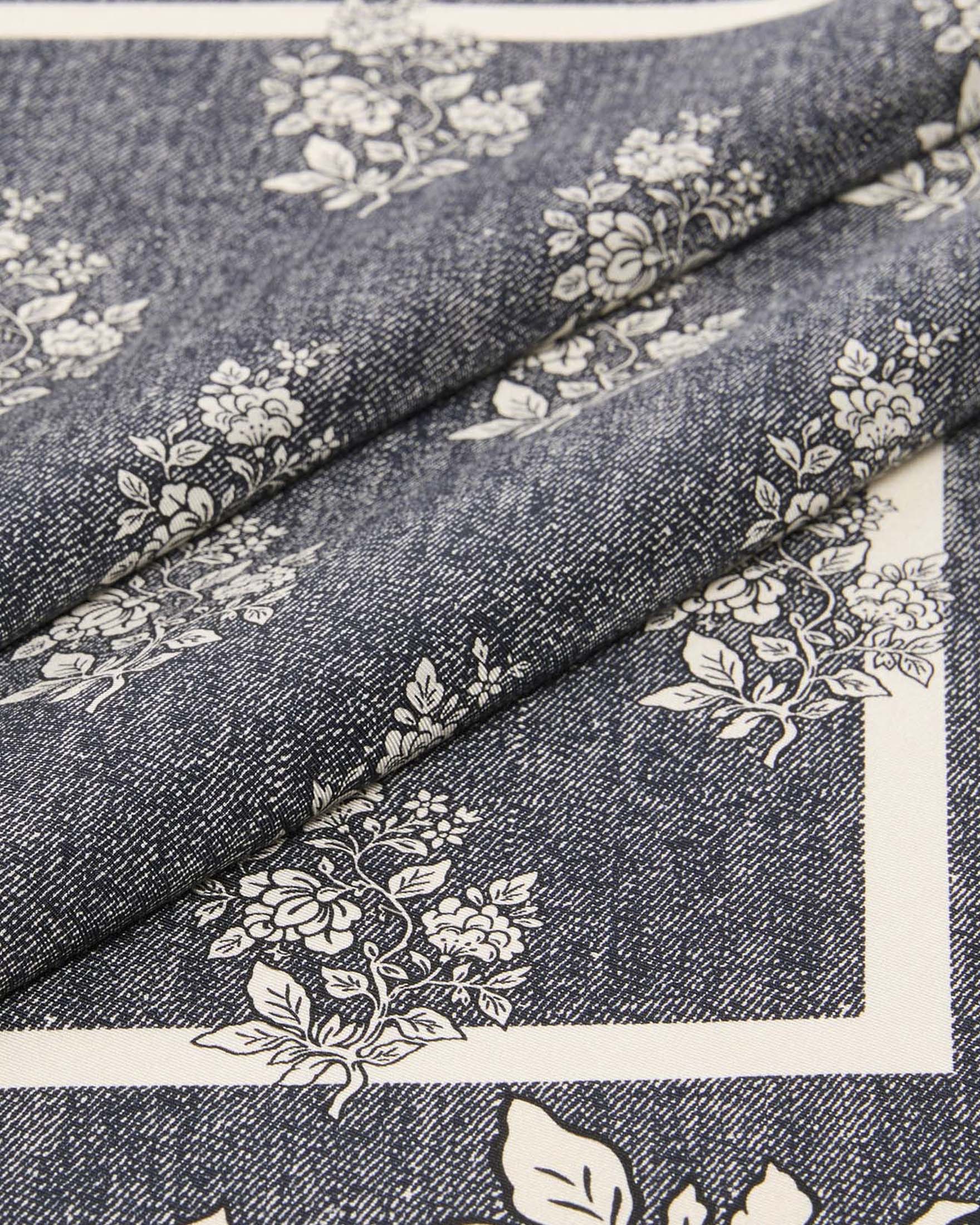 Foulard Weekend Max Mara in twill di seta effetto denim blu con stampa fiori a contrasto image