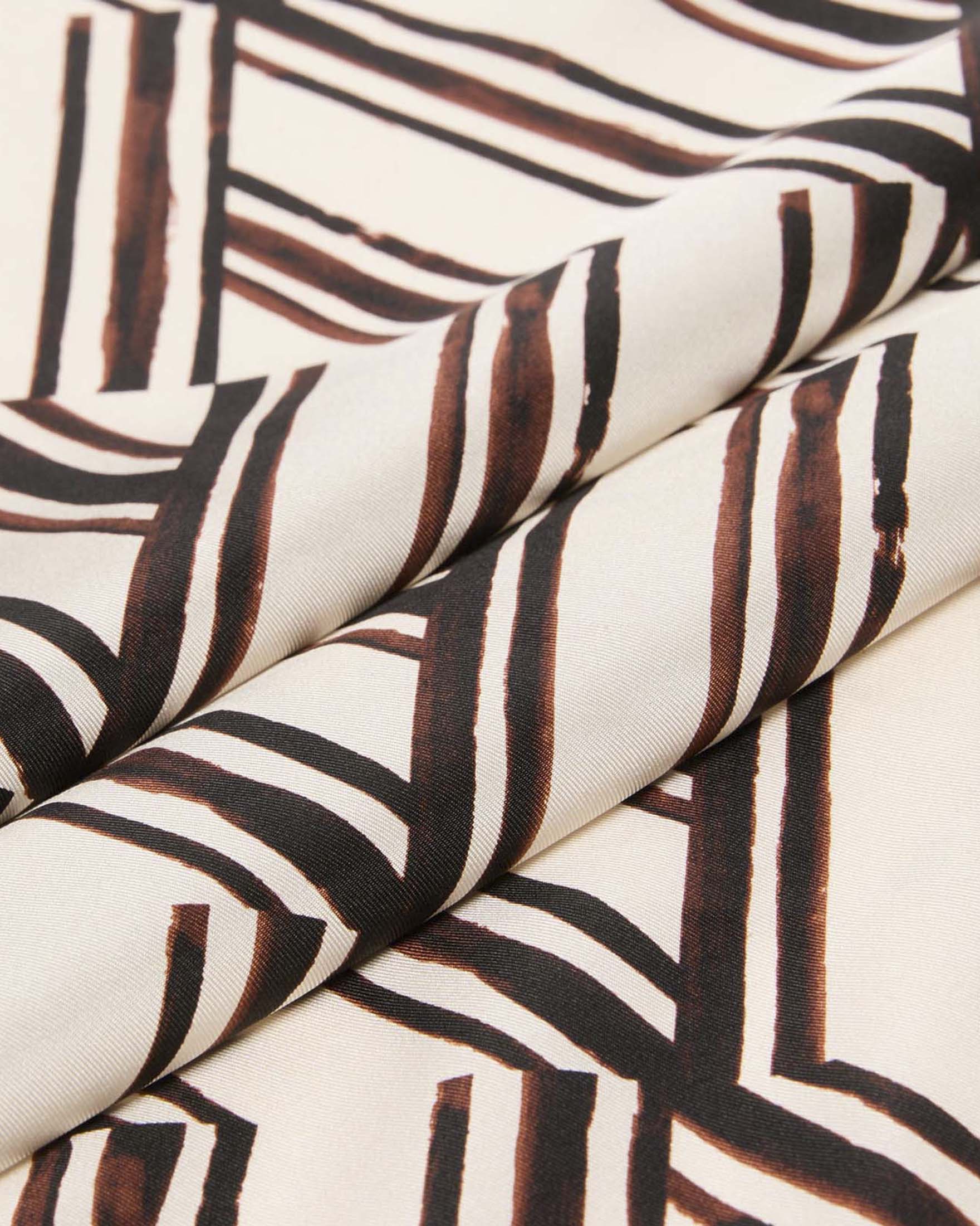 Foulard Weekend Max Mara in twill di seta avorio con motivo geometrico marrone image