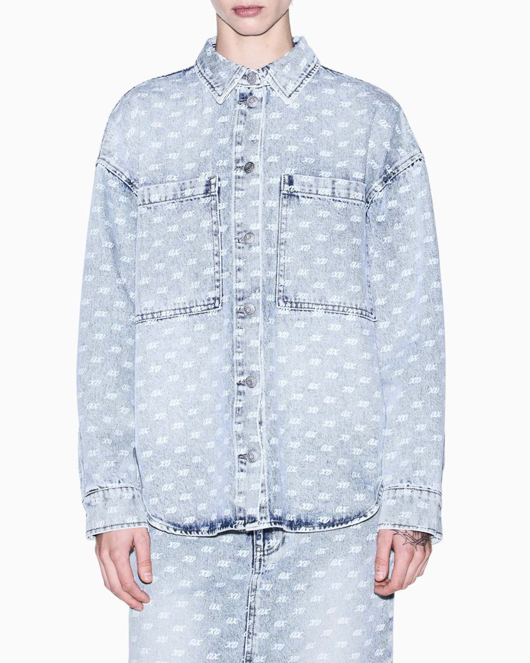 Shacket Armani Exchange in denim con logo all over e lavaggio bleached