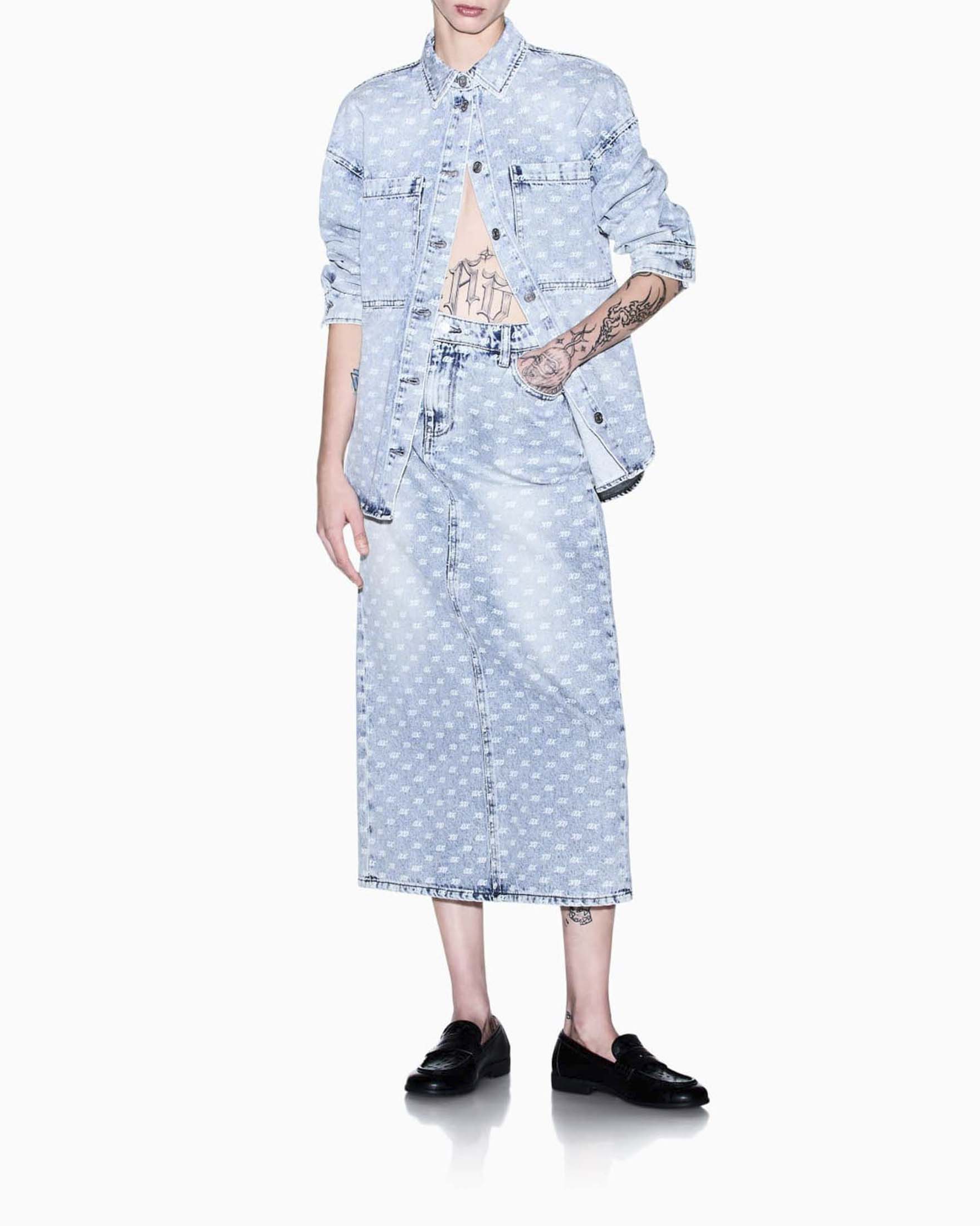 Shacket Armani Exchange in denim con logo all over e lavaggio bleached image