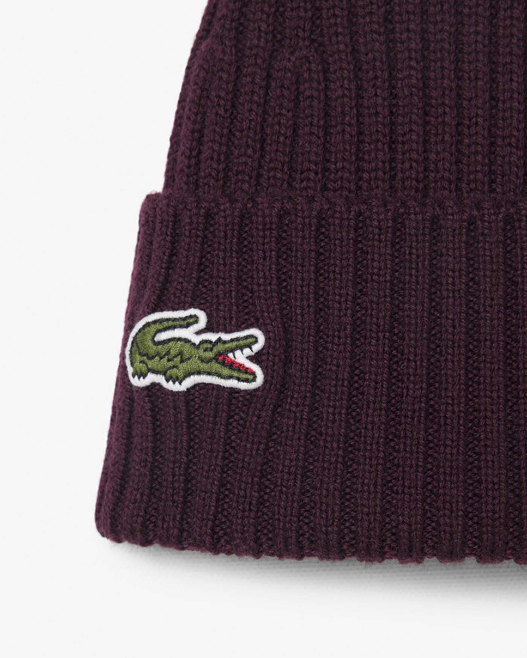 Berretto Lacoste bordeaux in pura lana a coste con risvolto e coccodrillo ricamato a contrasto image