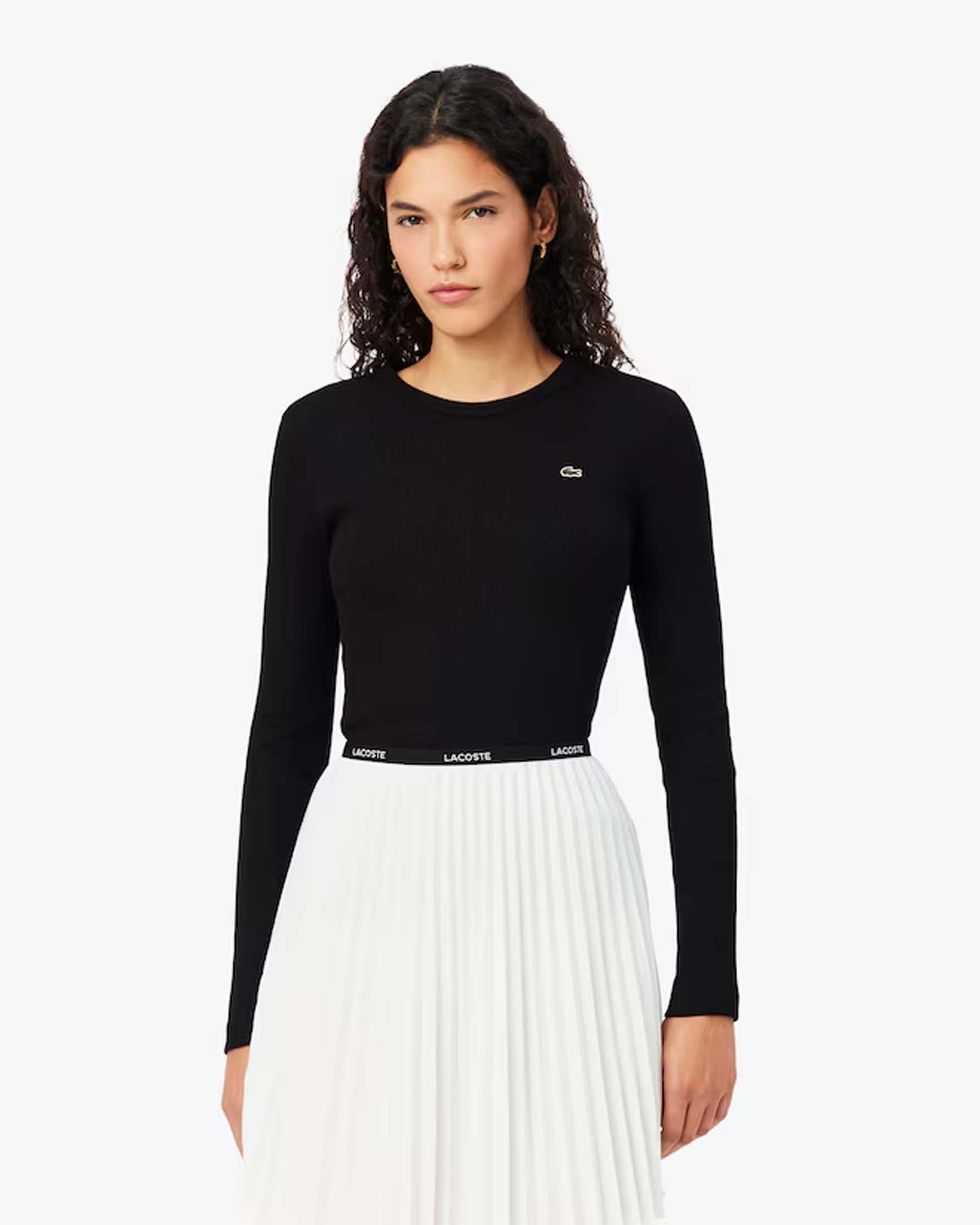 T-shirt slim maniche lunghe Lacoste nera in cotone a costine con coccodrillo ricamato a contrasto