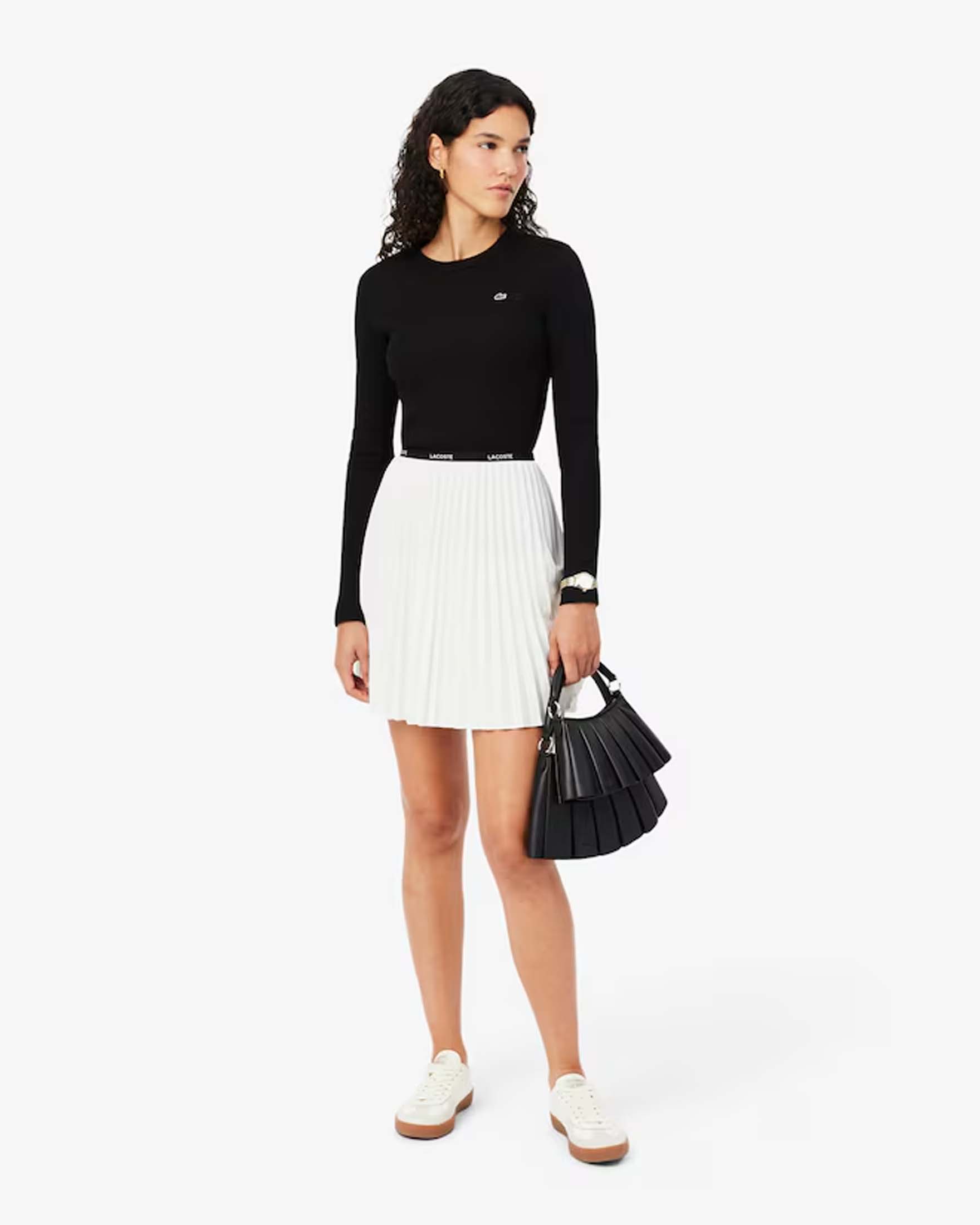 T-shirt slim maniche lunghe Lacoste nera in cotone a costine con coccodrillo ricamato a contrasto image
