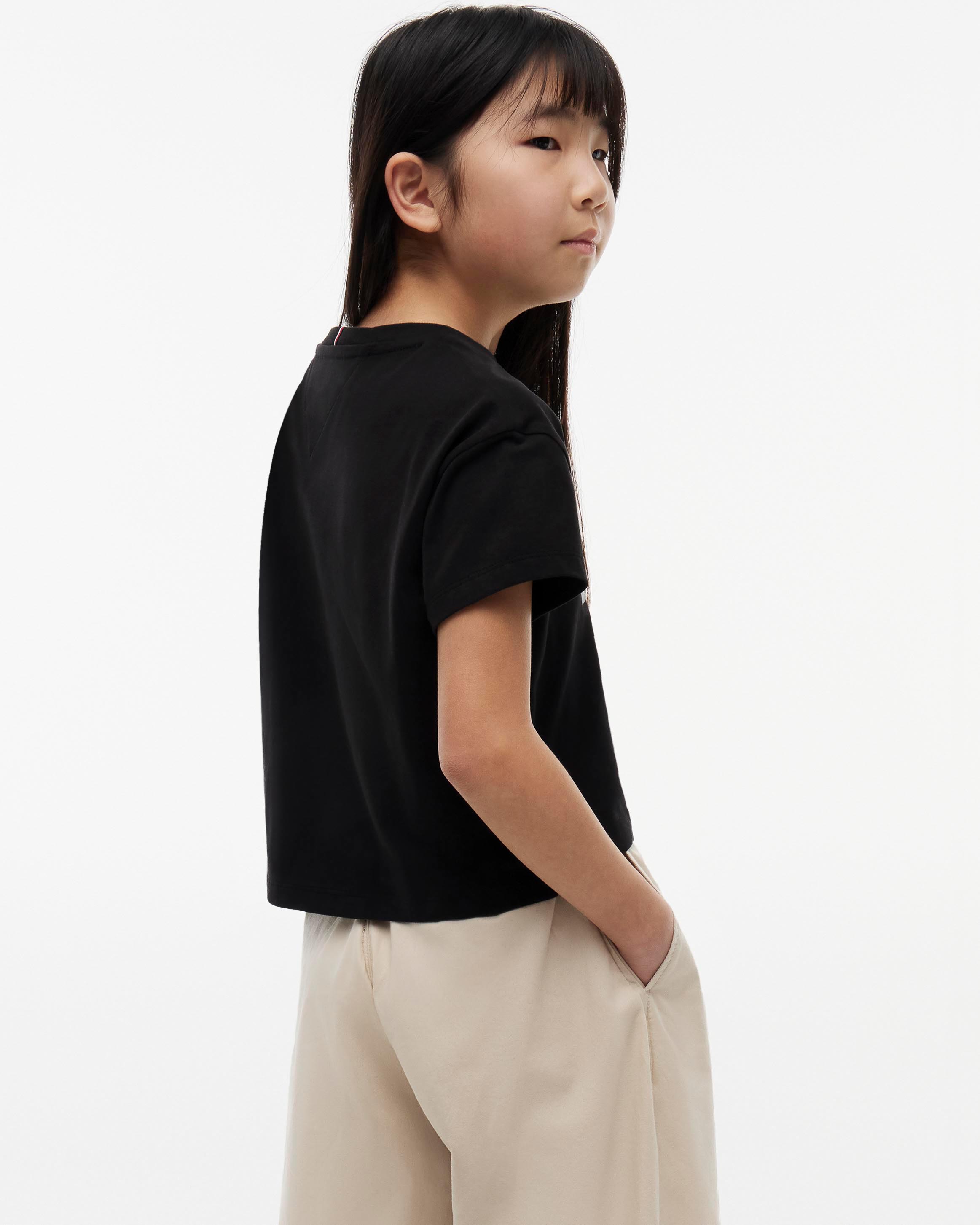 T-shirt nera Tommy Hilfiger in cotone a maniche corte con maxi bandiera logo image