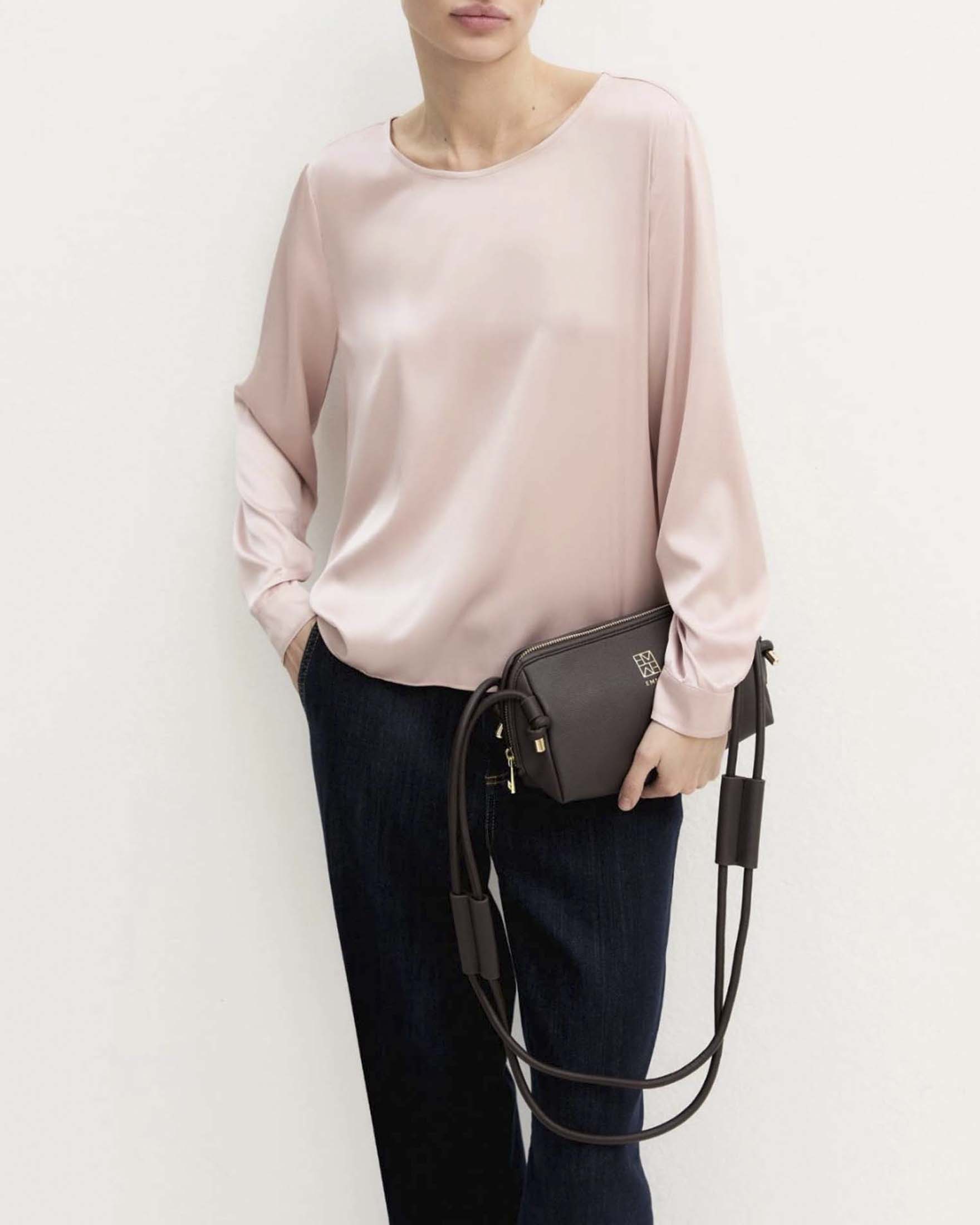 Emme Marella — Blusa Emme Marella rosa in raso leggero stretch con fondo asimmetrico