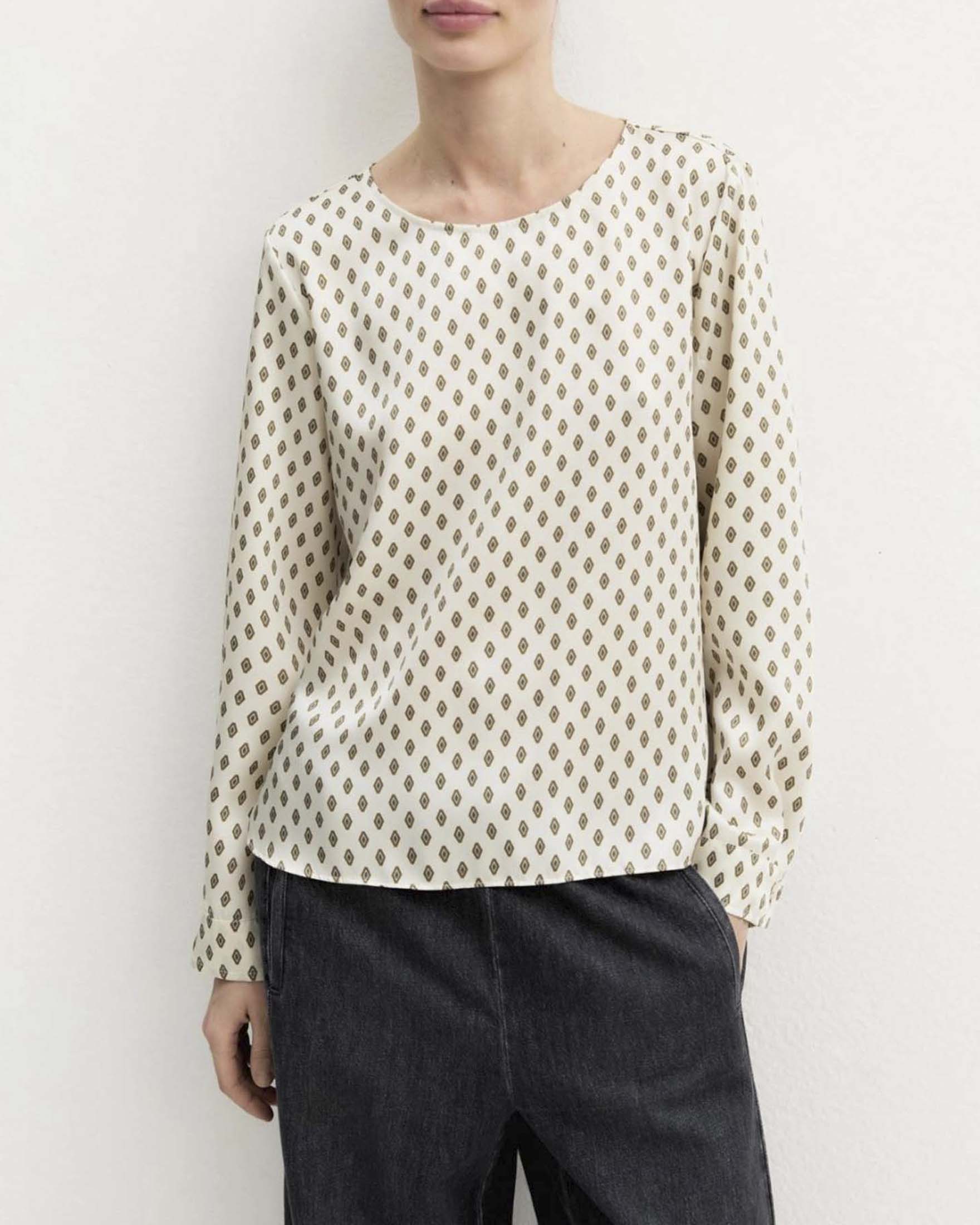 Emme Marella — Blusa maniche lunghe Emme Marella in twill panna con stampa geometrica salvia e fondo asimmetrico