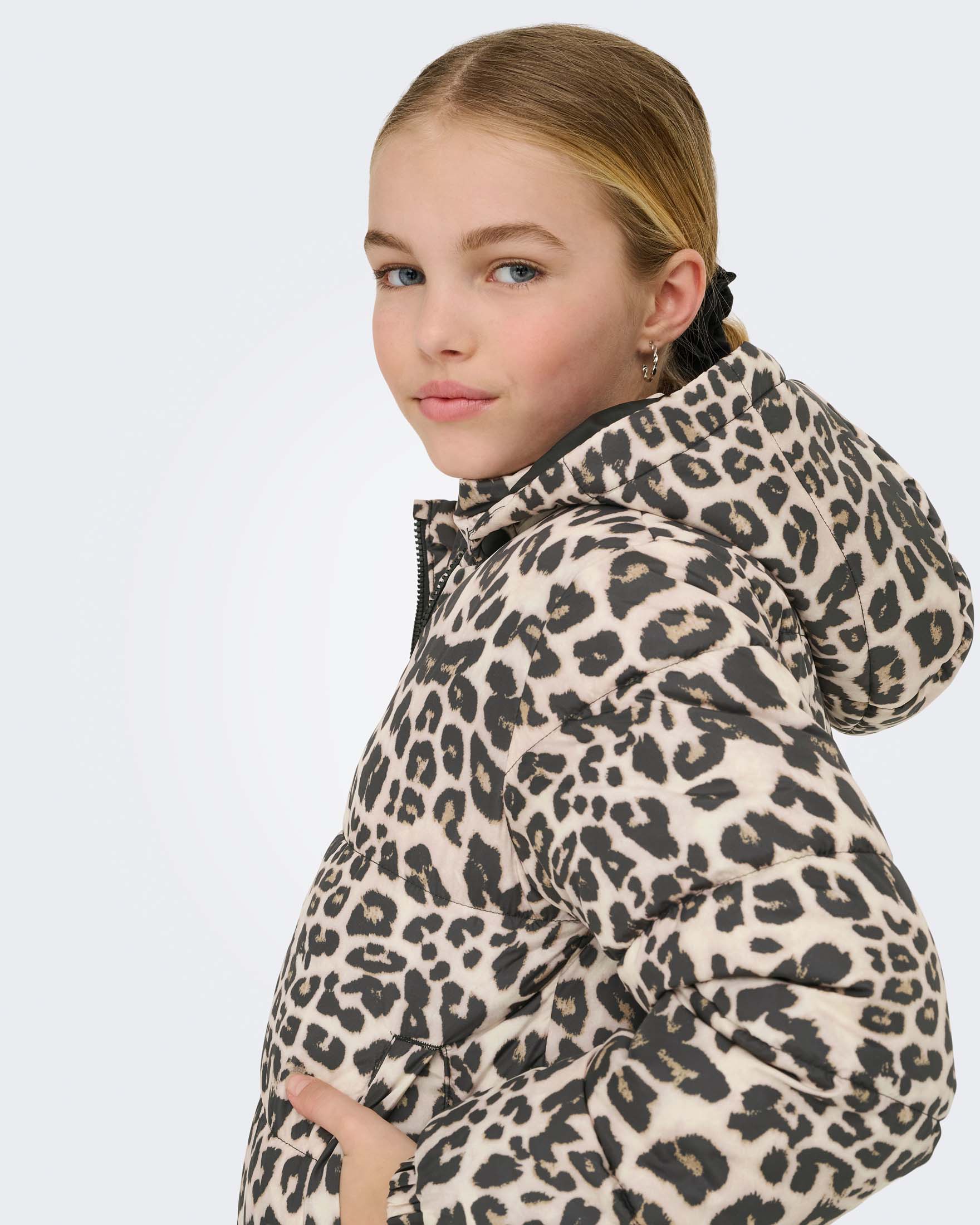 Giaccone trapuntato Kids Only con stampa animalier nera e beige e cappuccio image