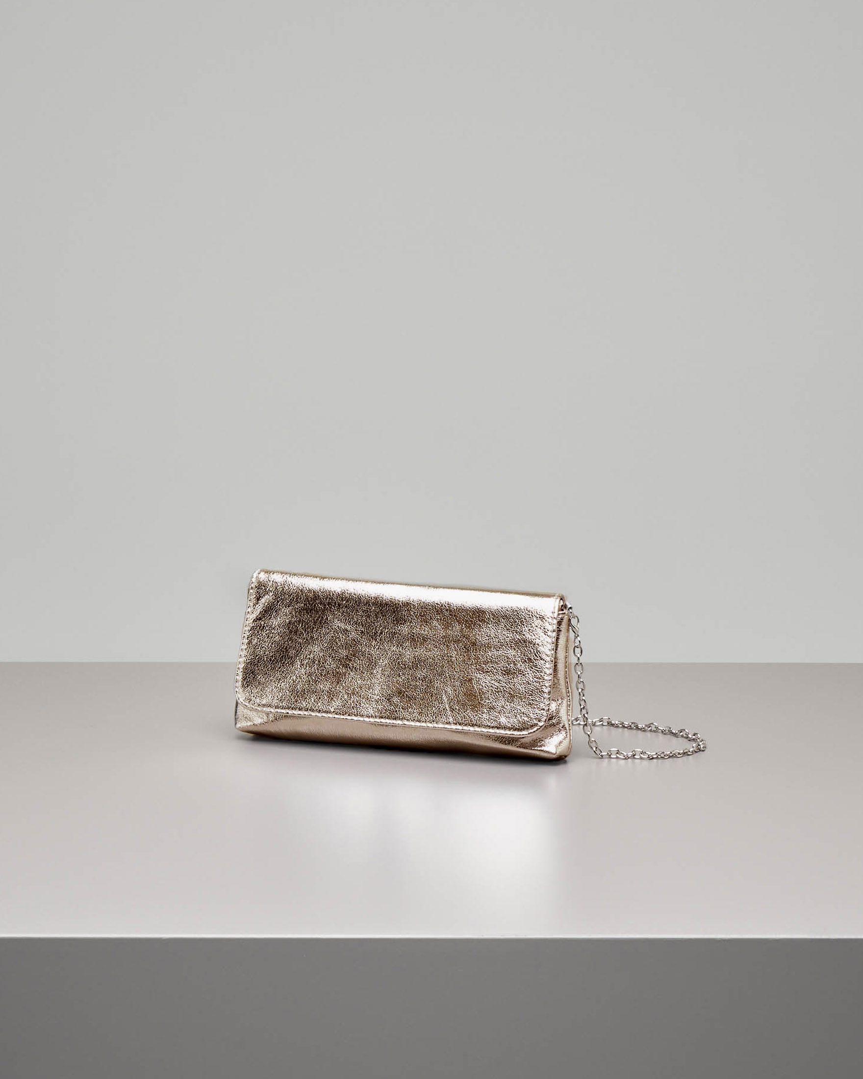 Anna Cecere — Pochette a busta in ecopelle rame effetto laminato