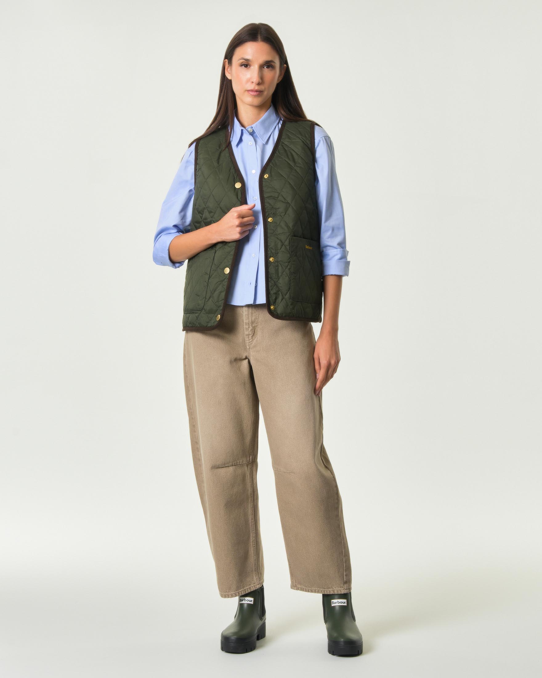 Gilet reversibile trapuntato Liner Barbour verde oliva con interno check e chiusura con automatici image