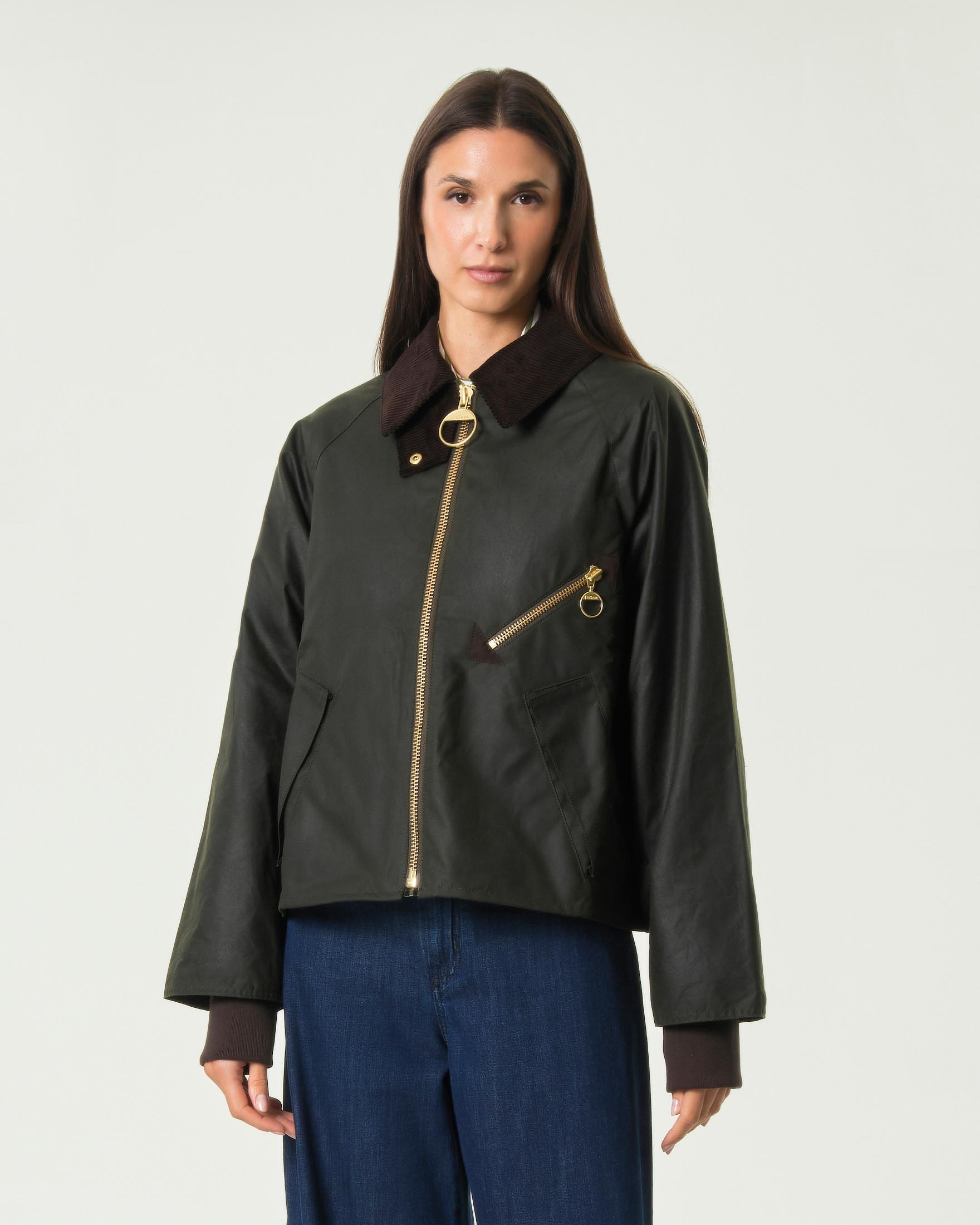 Giacca corta Arlene Barbour verde oliva in cotone cerato con colletto in velluto e zip dorata