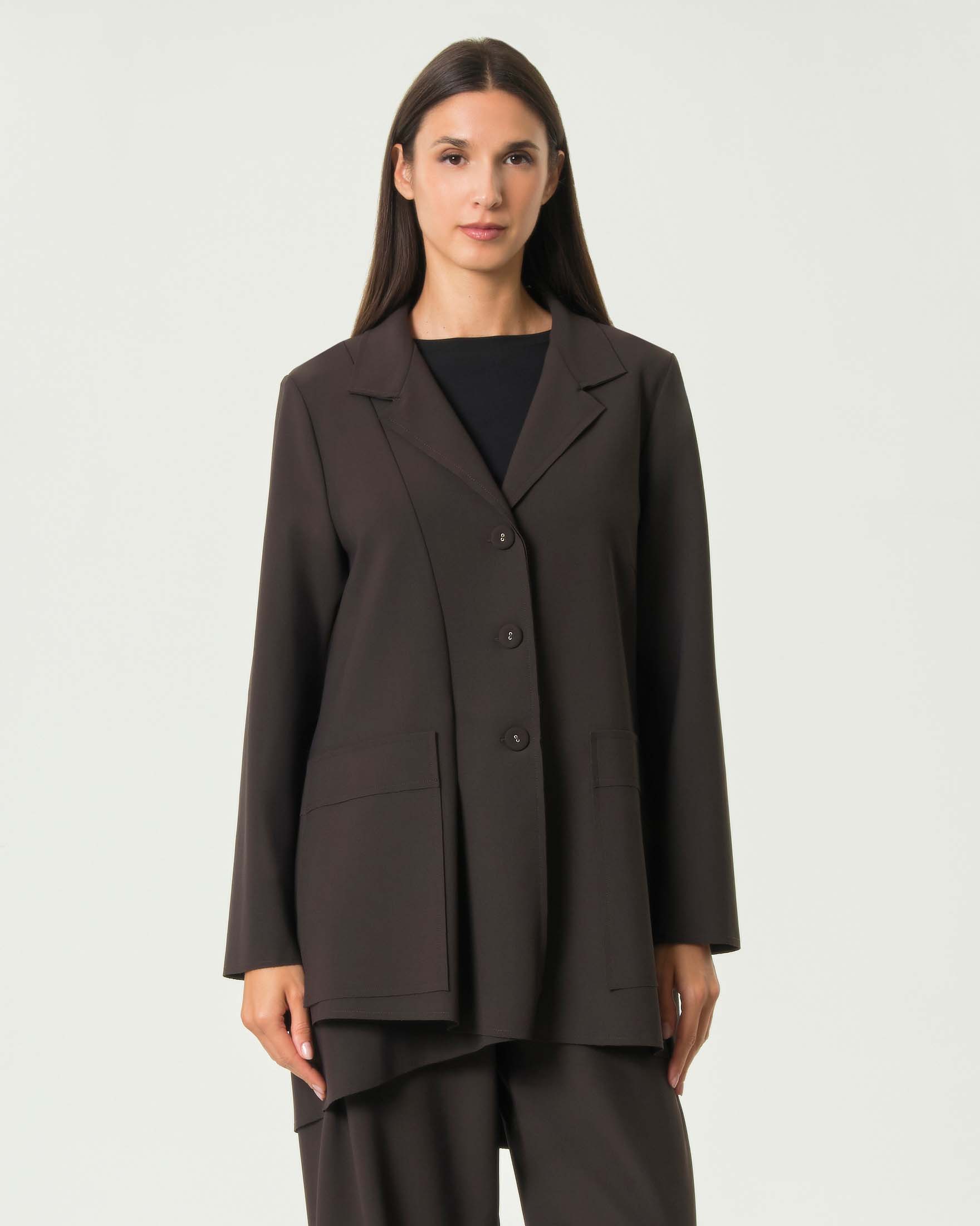 Blazer over asimmetrico Jurerê marrone in tessuto tecnico stretch con tasche a toppa e spalla scesa
