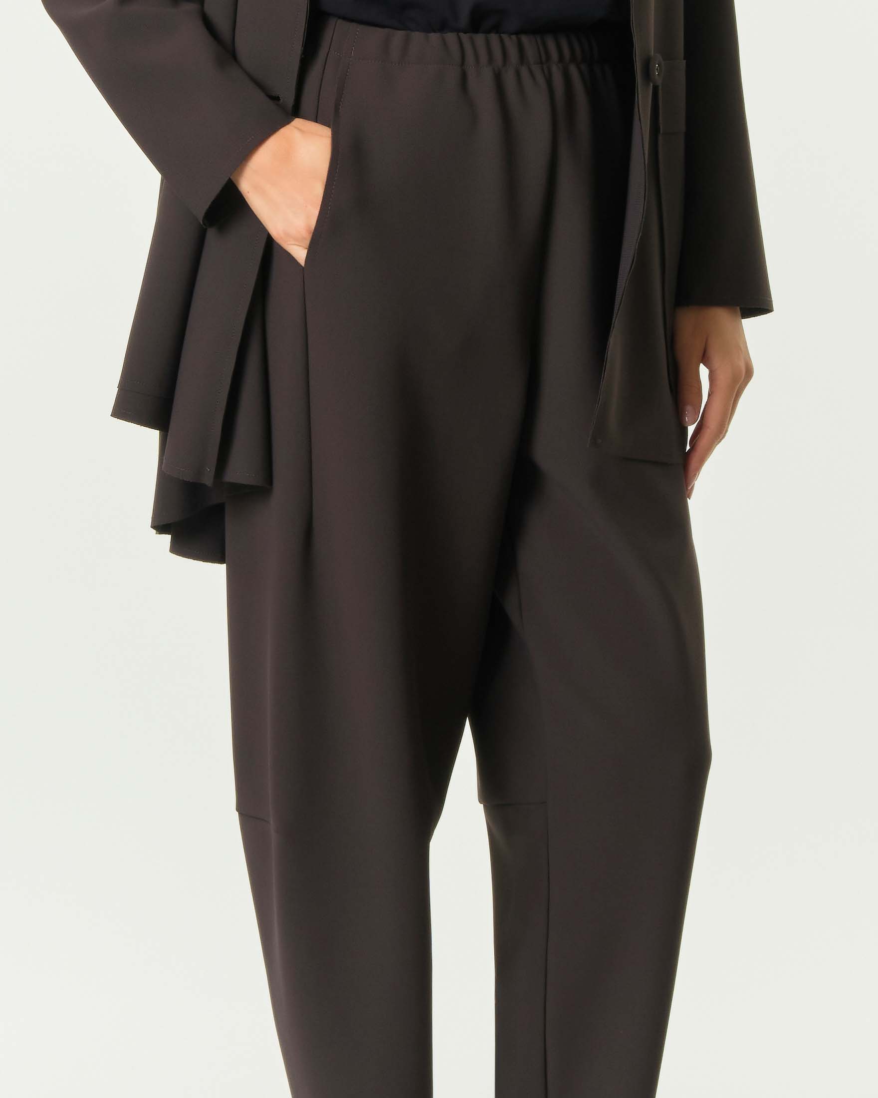 Pantaloni balloon Jurerê marroni in tessuto tecnico crêpe con vita elasticizzata e tasche laterali image