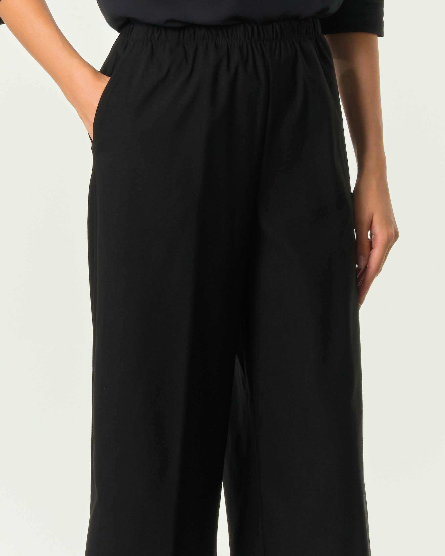 Pantaloni wide Jurerê neri alla caviglia in bengalina di viscosa stretch con vita elasticizzata image