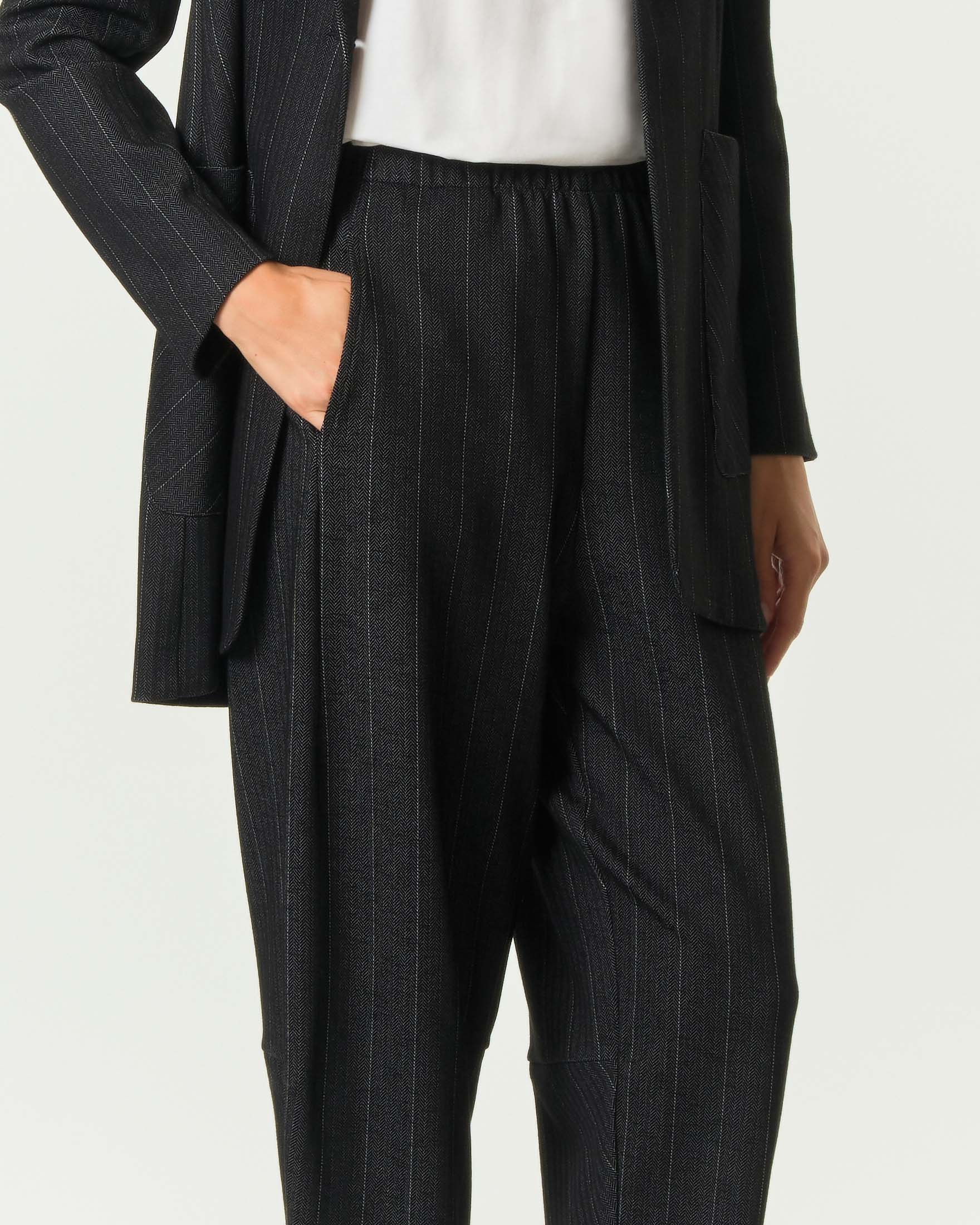 Pantaloni balloon Jurerê grigio scuro gessati in misto viscosa con tasche e vita elasticizzata image