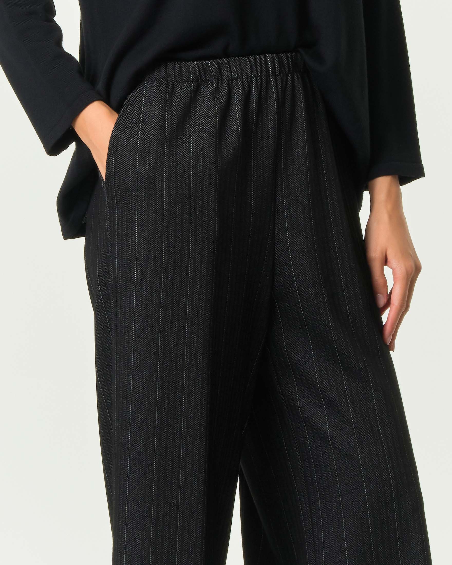 Pantaloni wide leg Jurerê grigio scuro gessati in misto viscosa con tasche e vita elasticizzata image