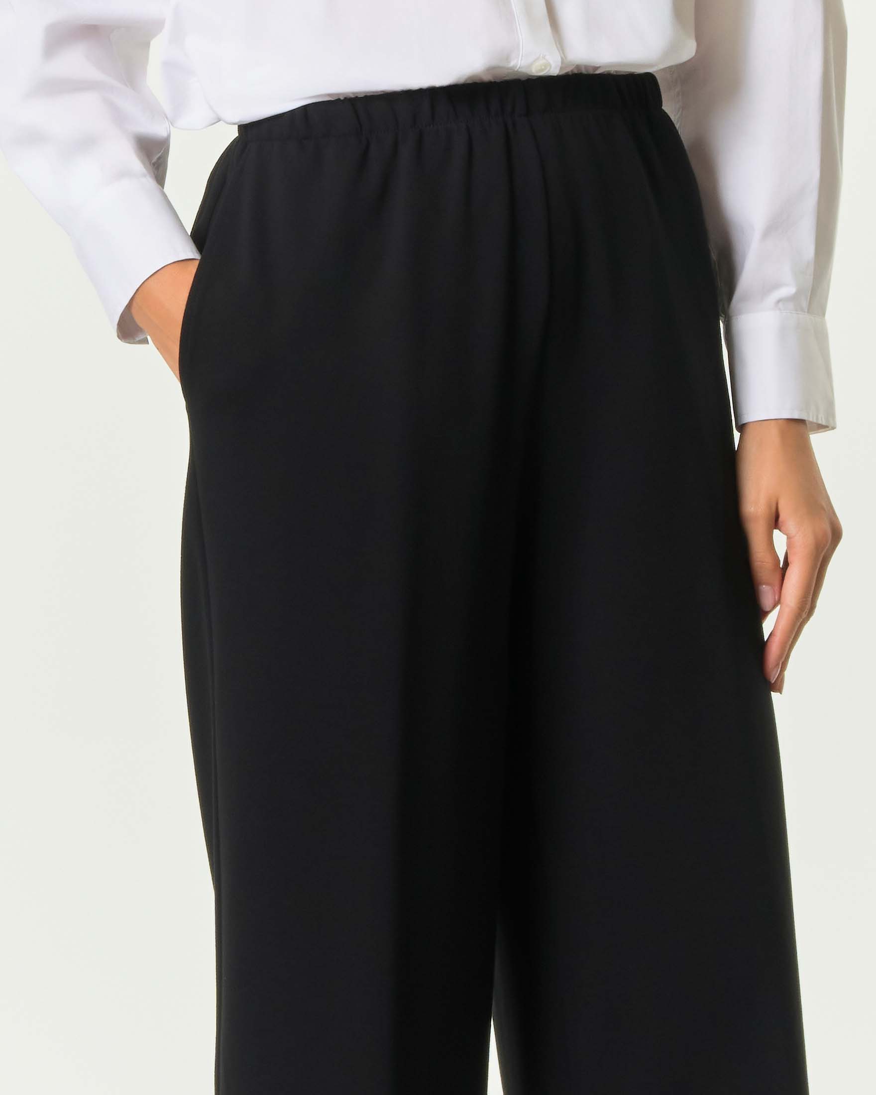 Pantaloni wide Jurerê neri in punto Milano di viscosa stretch con tasche e vita elasticizzata image