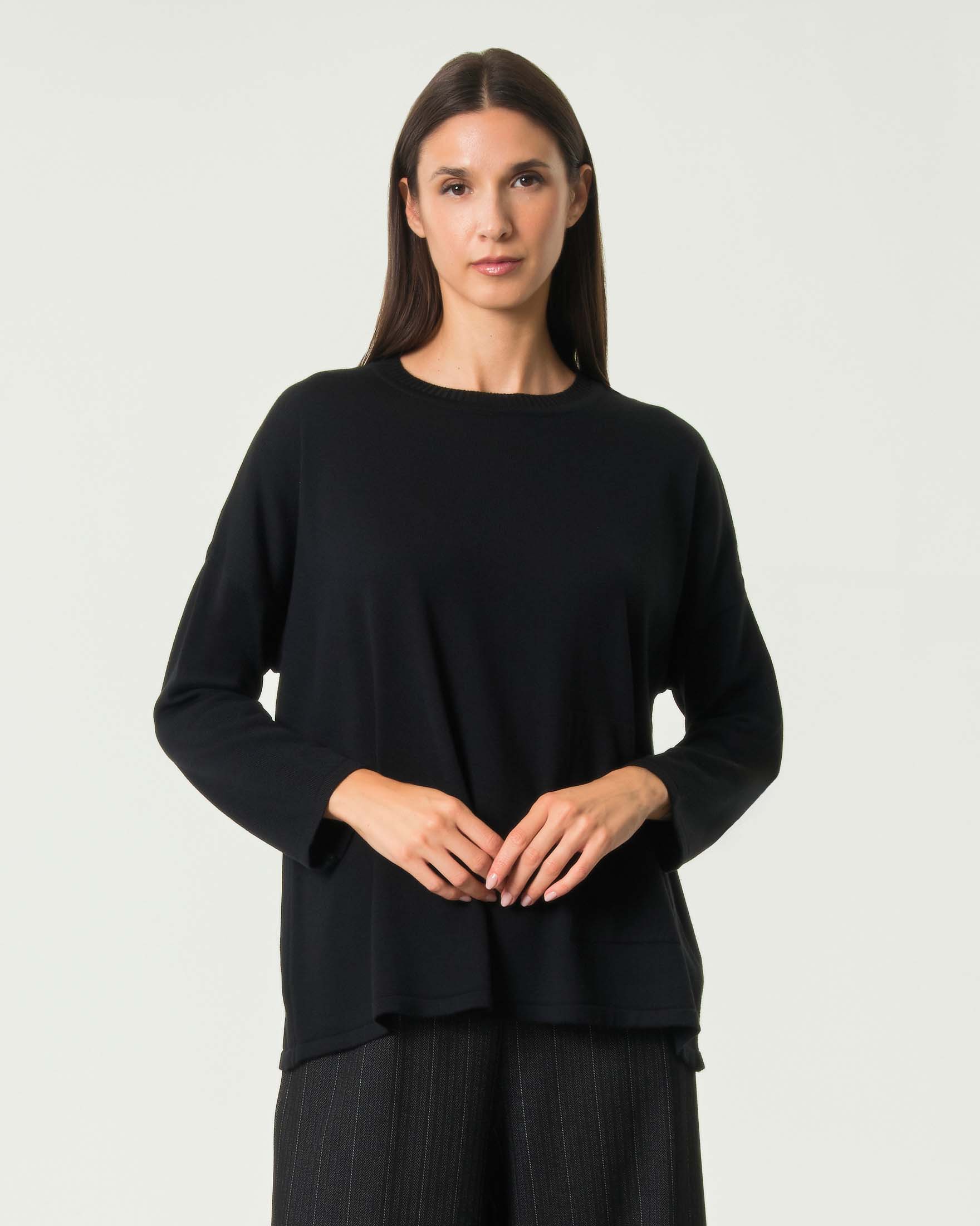 Maglia girocollo Jurerê nera in misto lana con tasca applicata a lato e spalla scesa