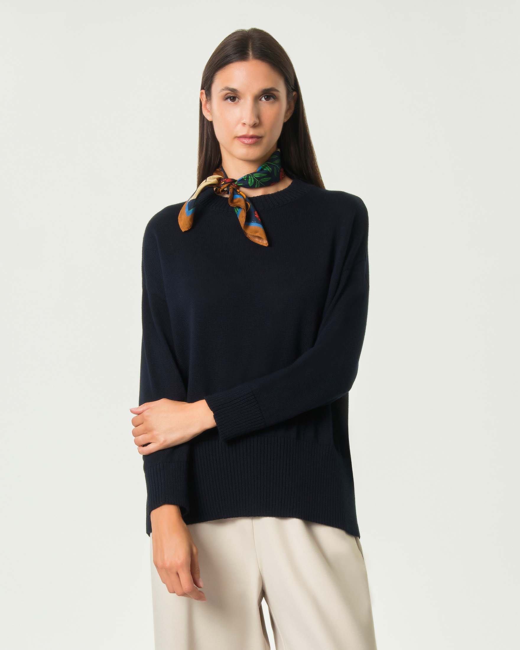 Maglia girocollo Jurerê blu in misto lana con bordi maniche e fondo spessi a costine