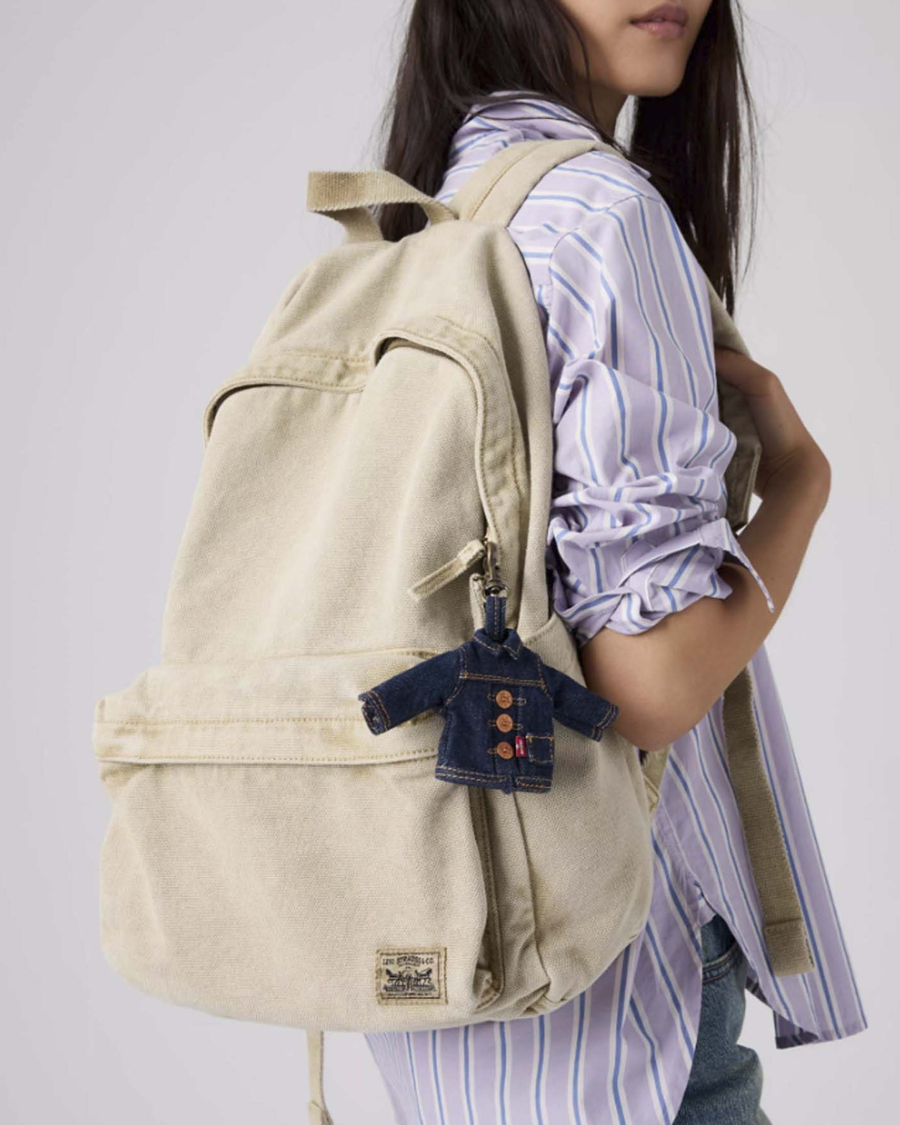 Mini Trucker Charm Levi's lavaggio scuro in cotone con clip in metallo
