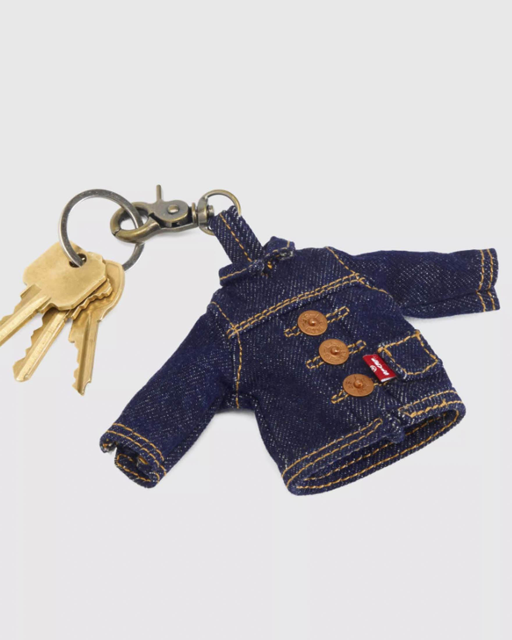 Mini Trucker Charm Levi's lavaggio scuro in cotone con clip in metallo image