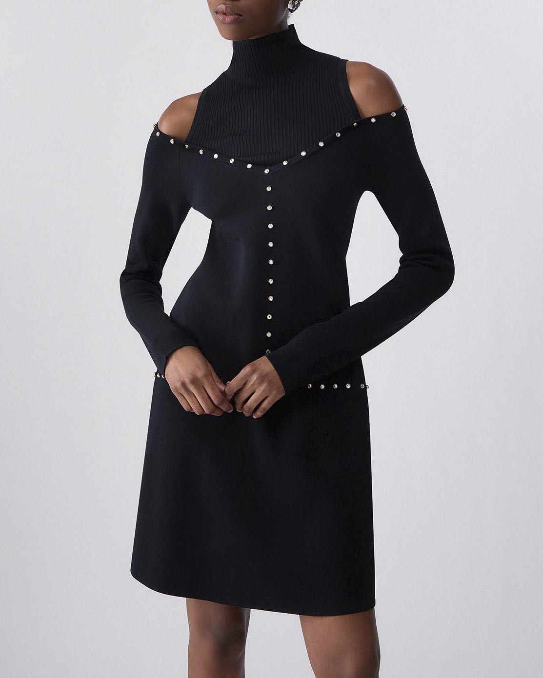 Abito corto collo alto Liu Jo nero in maglia di viscosa con cut-out e borchie dorate image