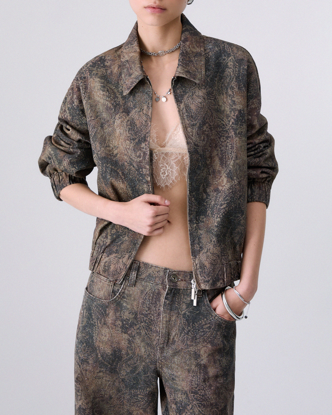 Bomber oversize Liu Jo marrone in drill a stampa Paisley con micro strass e spalla scesa