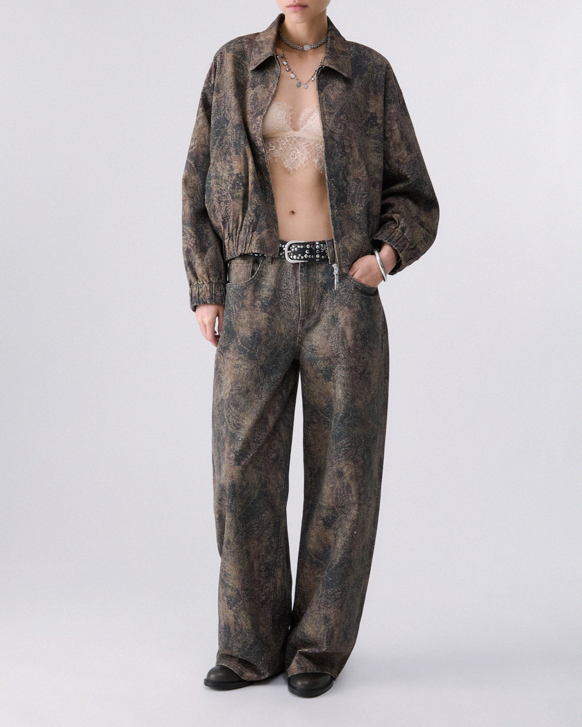 Bomber oversize Liu Jo marrone in drill a stampa Paisley con micro strass e spalla scesa image