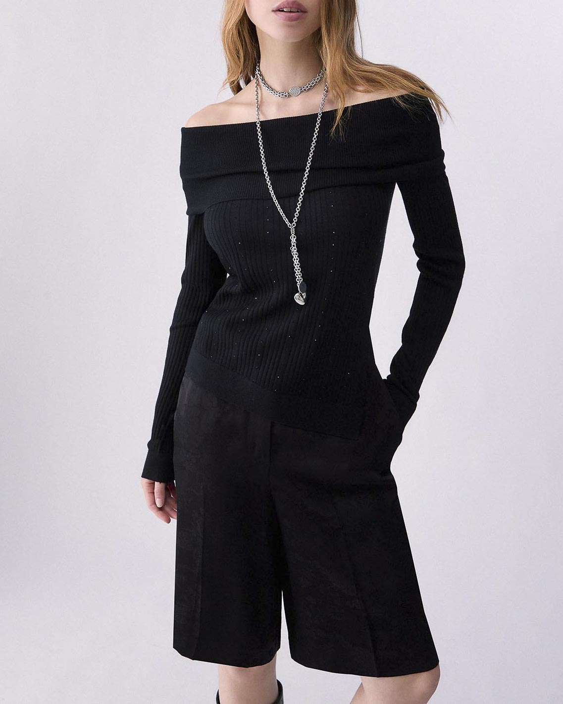 Maglia off-shoulder Liu Jo nera in pura lana a costine con spaco laterale e strass applicati image