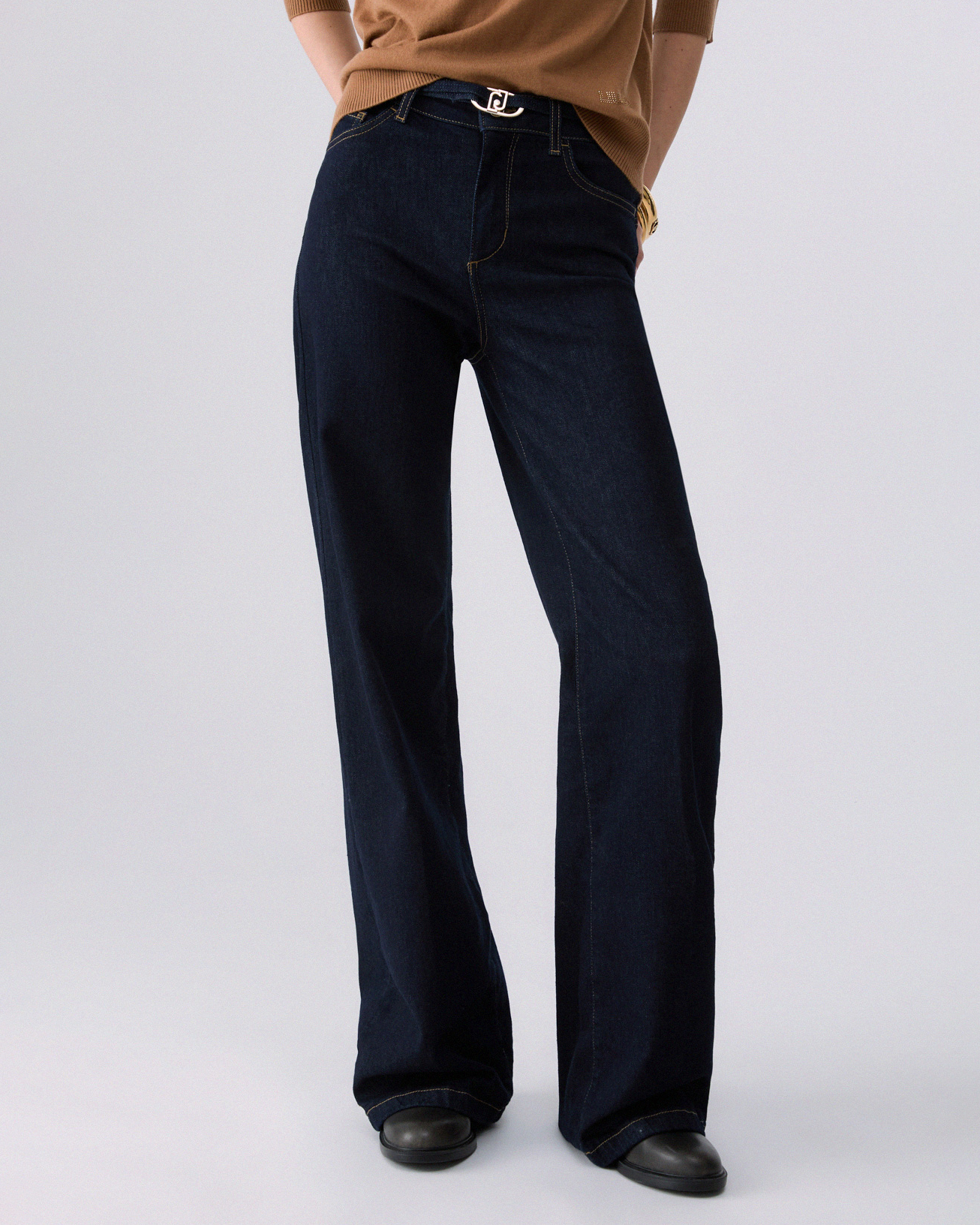 Jeans flare Liu Jo blu notte in denim di cotone stretch con cintura sottile in denim con logo dorato image