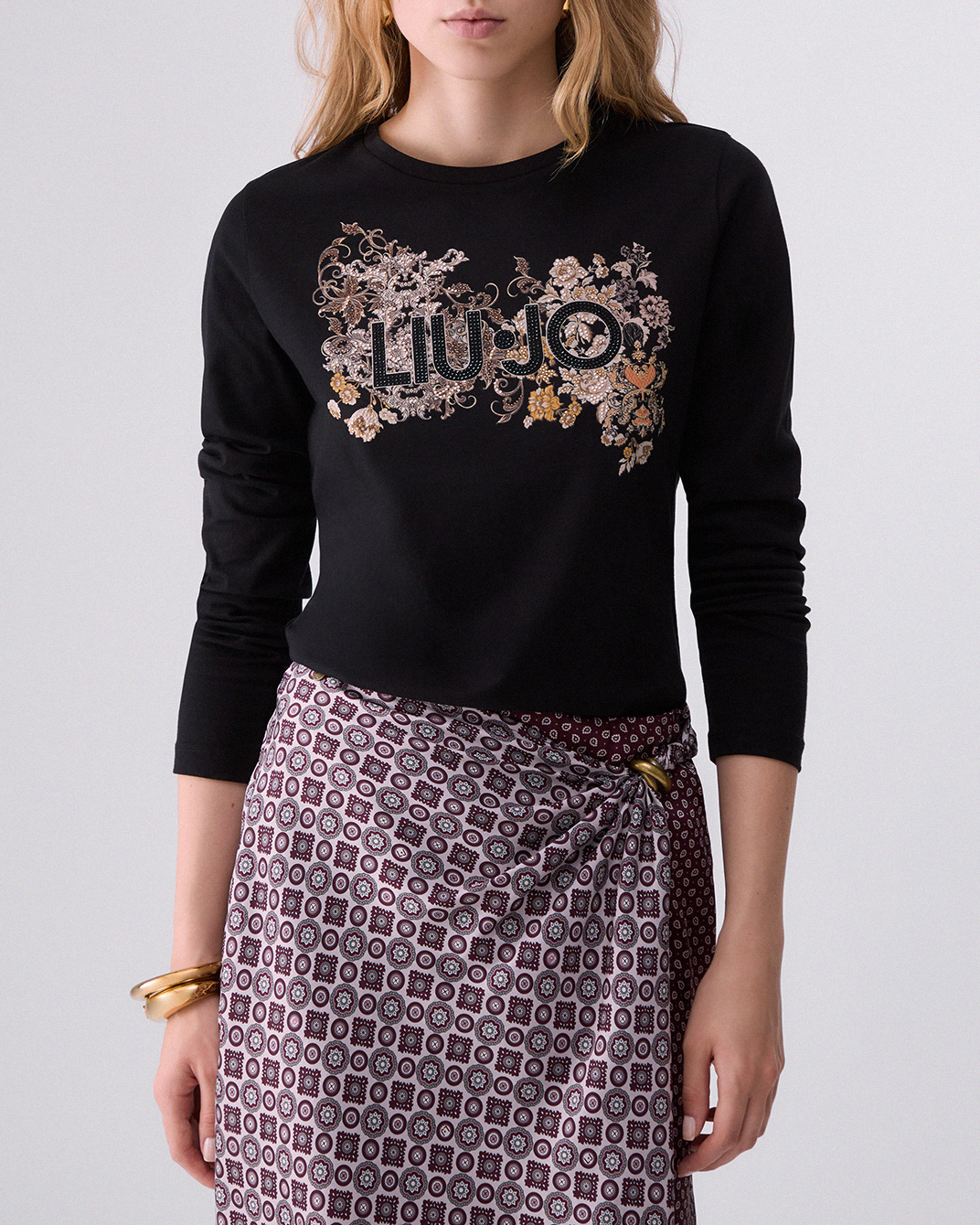 T-shirt slim maniche lunghe Liu Jo nera in cotone con patch logo dorato damascato e strass