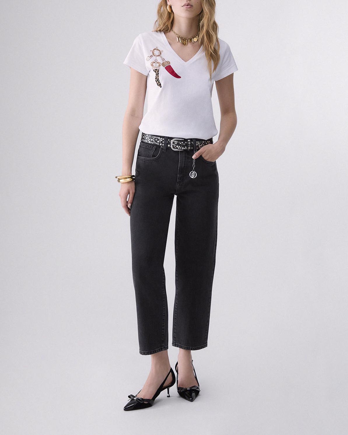T-Shirt scollo a V Liu Jo bianca in jersey di cotone con charm corni e strass applicati