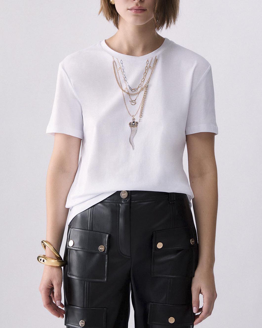 T-shirt girocollo Liu Jo bianca in puro cotone con stampa gioielli e pendenti metallici image