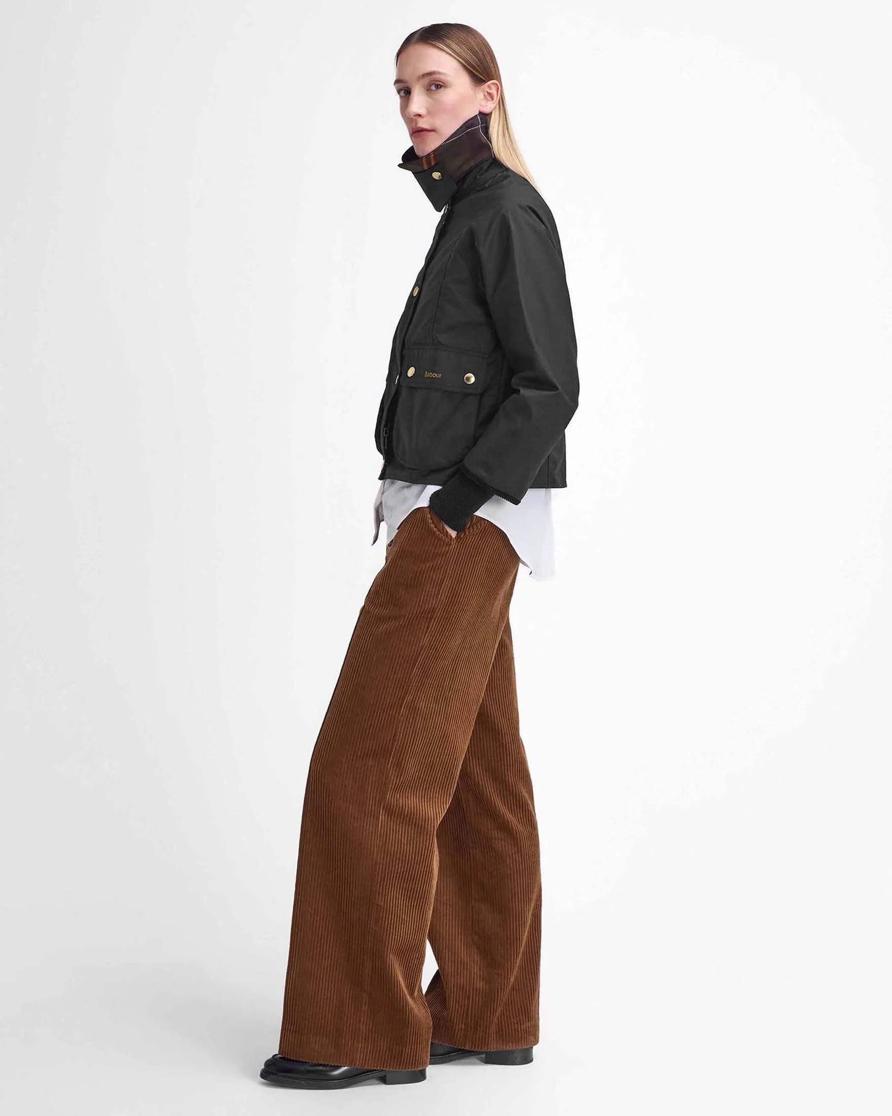 Giaccone cropped nero Beadnell in cotone cerato con colletto in cotone a costine image