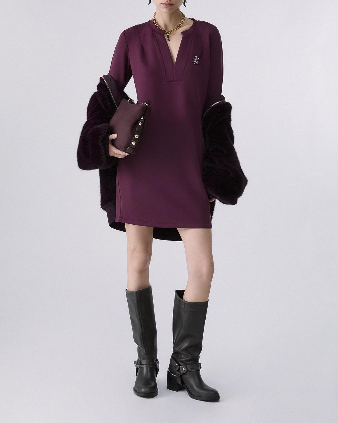 Abito corto Liu Jo Sport bordeaux in scuba con scollo a V e maniche lunghe con spacchetto