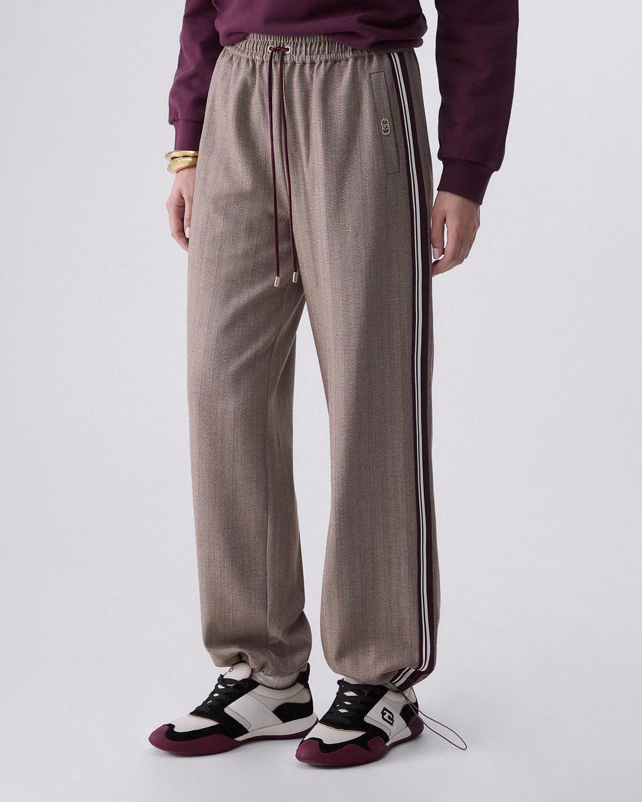 Pantaloni joggers Liu Jo Sport in tessuto spinato marrone e bordeaux con dettaglio righe a contrasto image