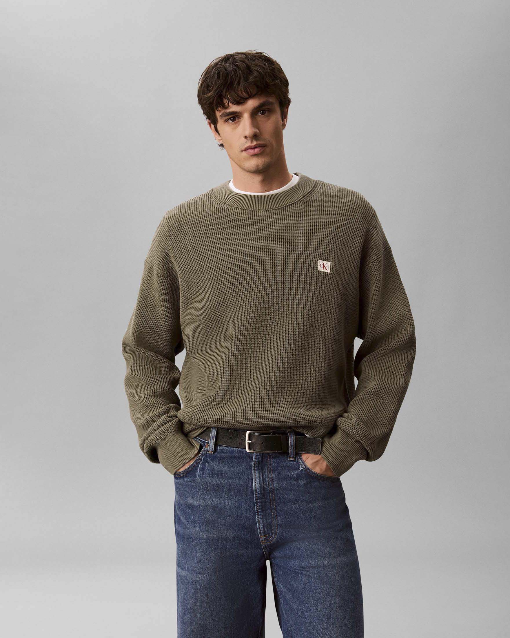 Maglione girocollo Calvin Klein Jeans verde militare in cotone waffle con patch logo