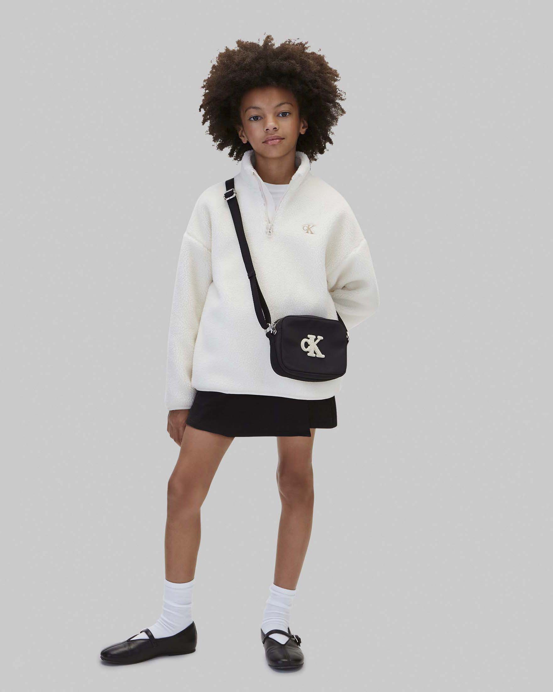 Borsa tracolla saponetta nera Calvin Klein in nylon con logo bianco effetto teddy