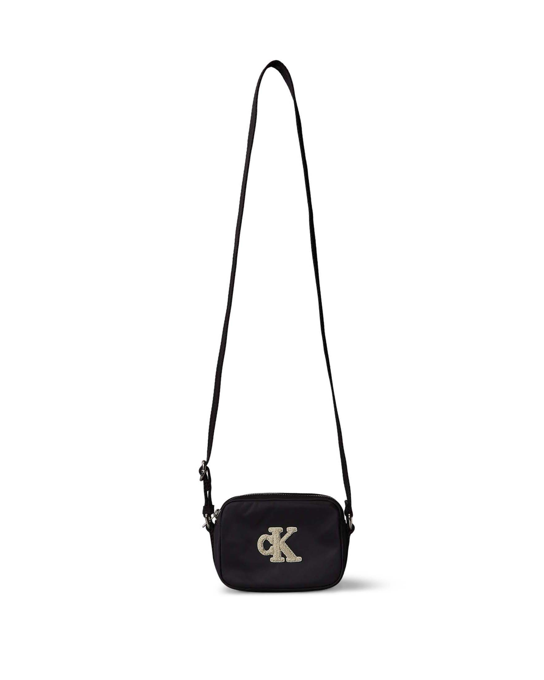 Borsa tracolla saponetta nera Calvin Klein in nylon con logo bianco effetto teddy image