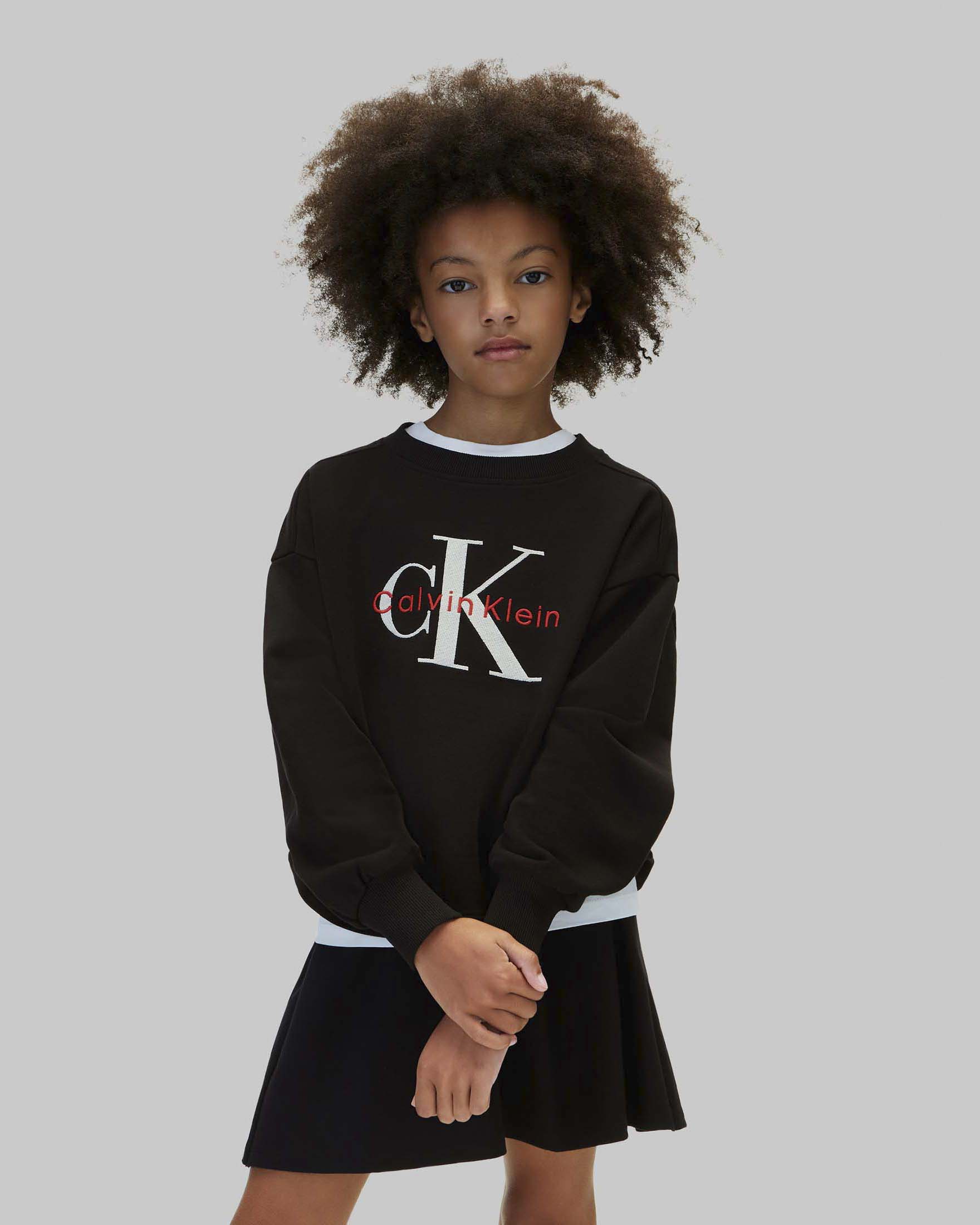 Felpa svasata Calvin Klein nera in puro cotone con logo bianco e rosso