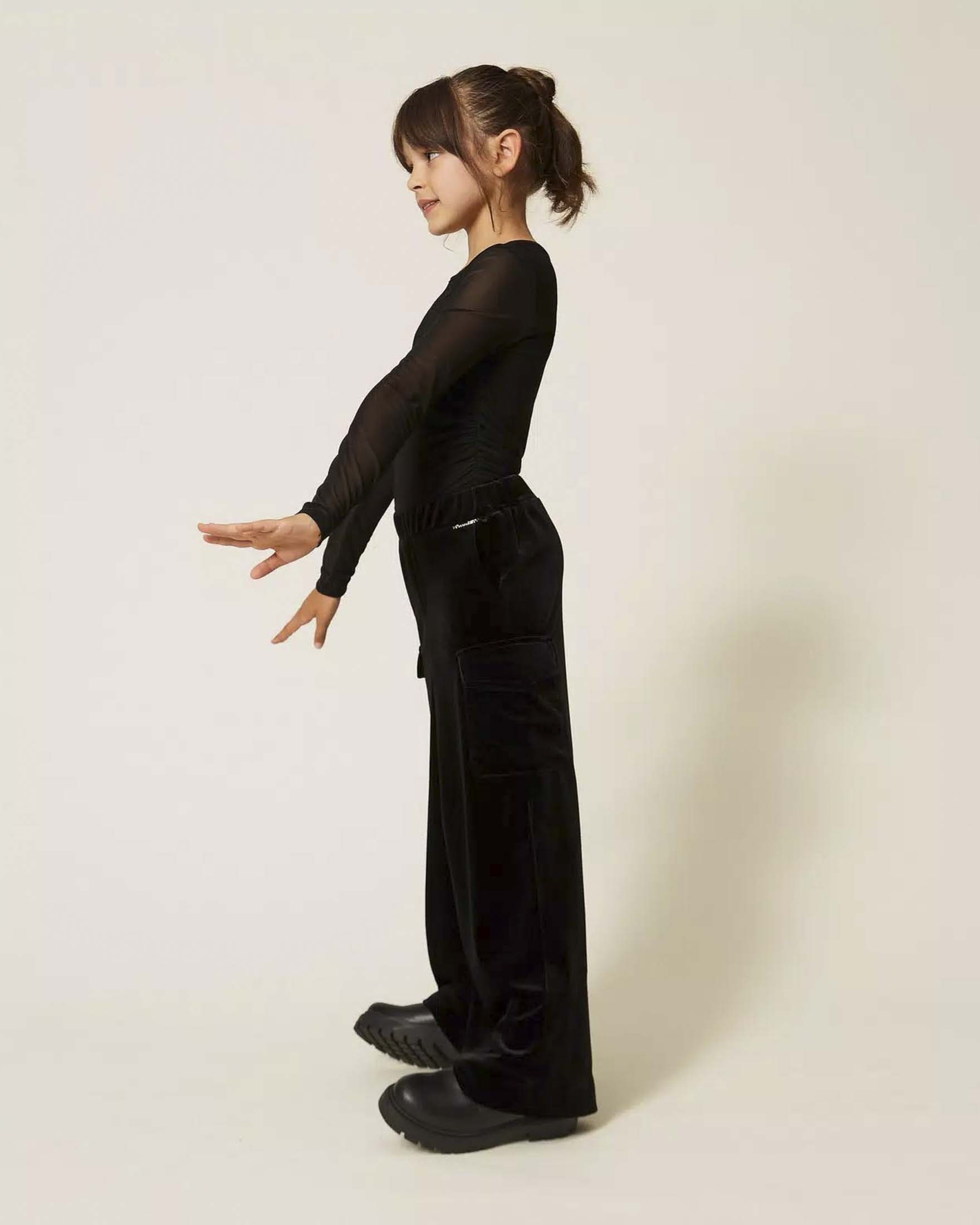 T-shirt nera Twinset a maniche lunghe in tulle