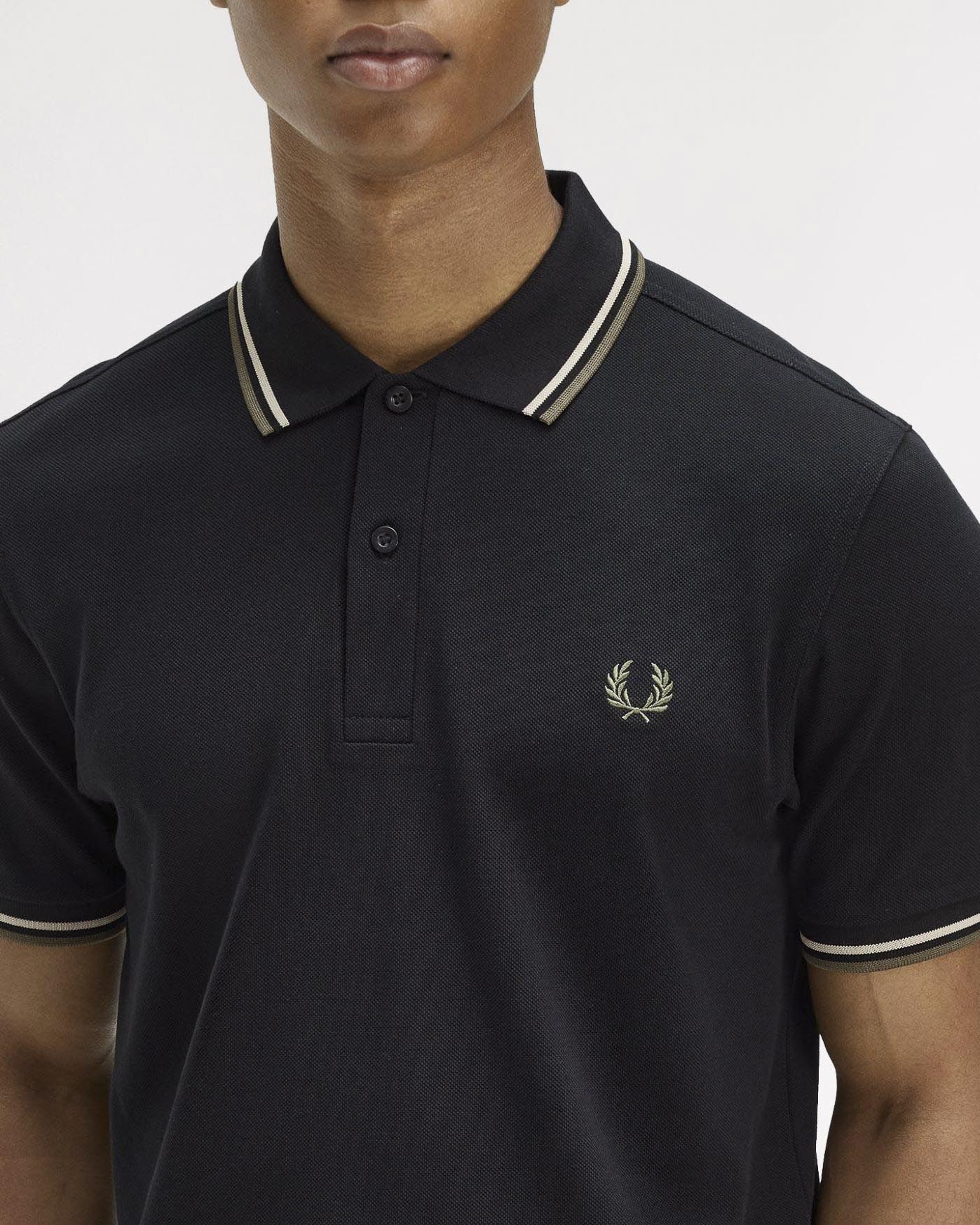 Polo nera mezza manica Fred Perry con bordino bianco e militare image