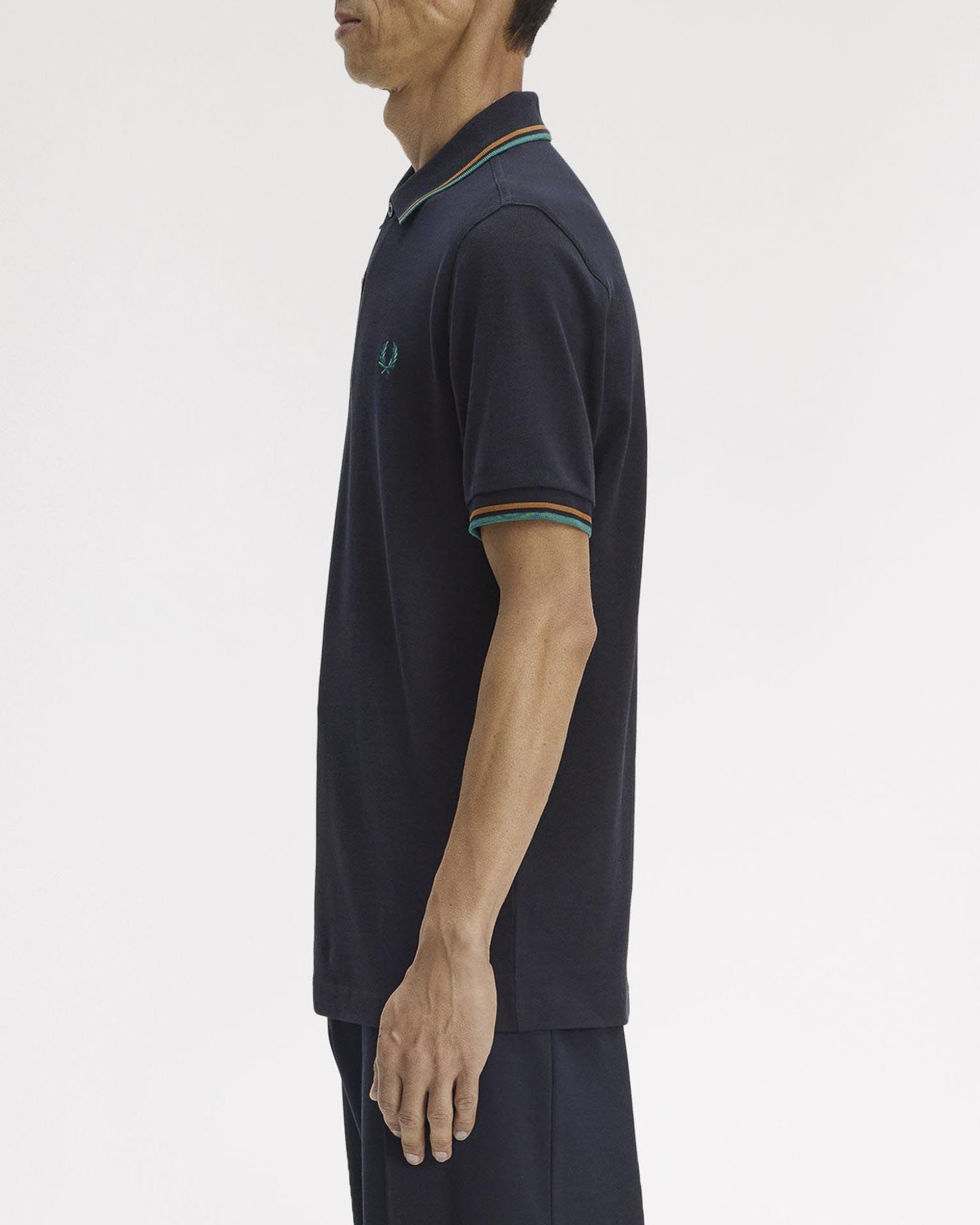 Polo blu mezza manica Fred Perry con bordino ottanio e arancione image