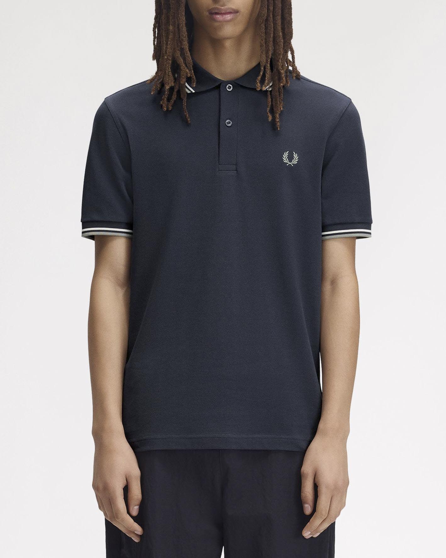 Polo blu indaco mezza manica Fred Perry con bordino bianco e salvia