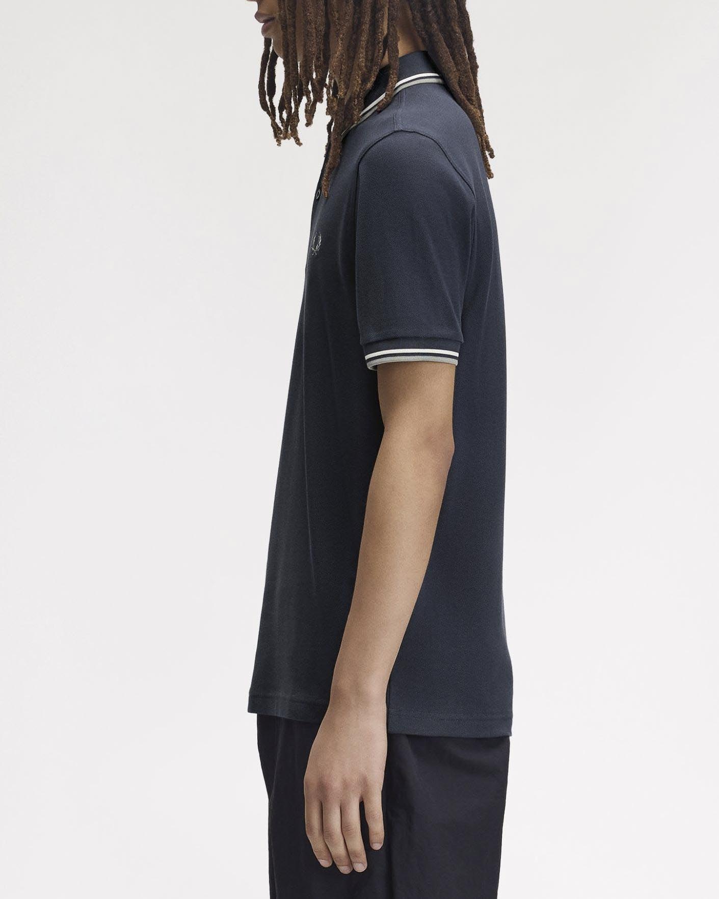 Polo blu indaco mezza manica Fred Perry con bordino bianco e salvia image